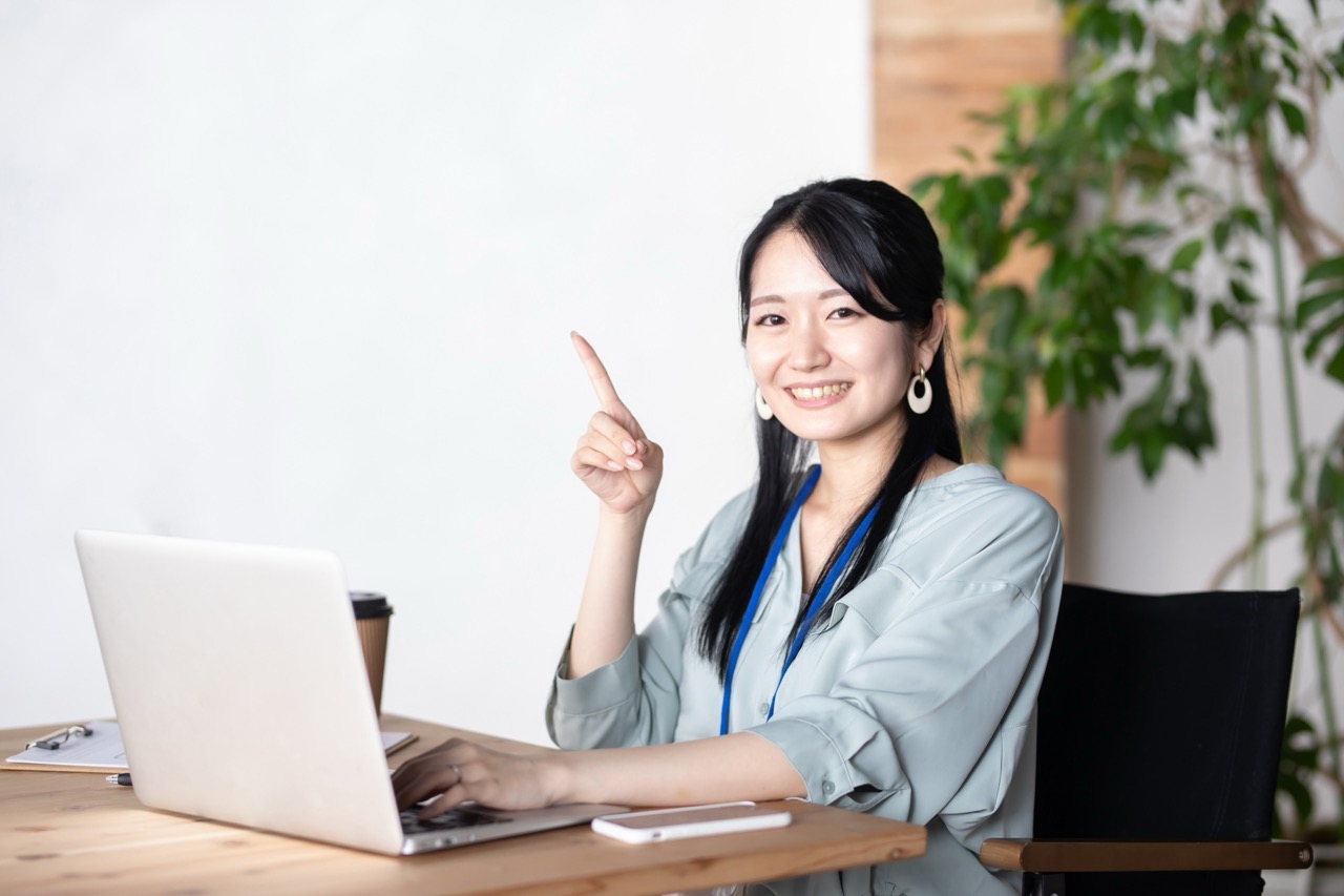 ポイントを示す女性