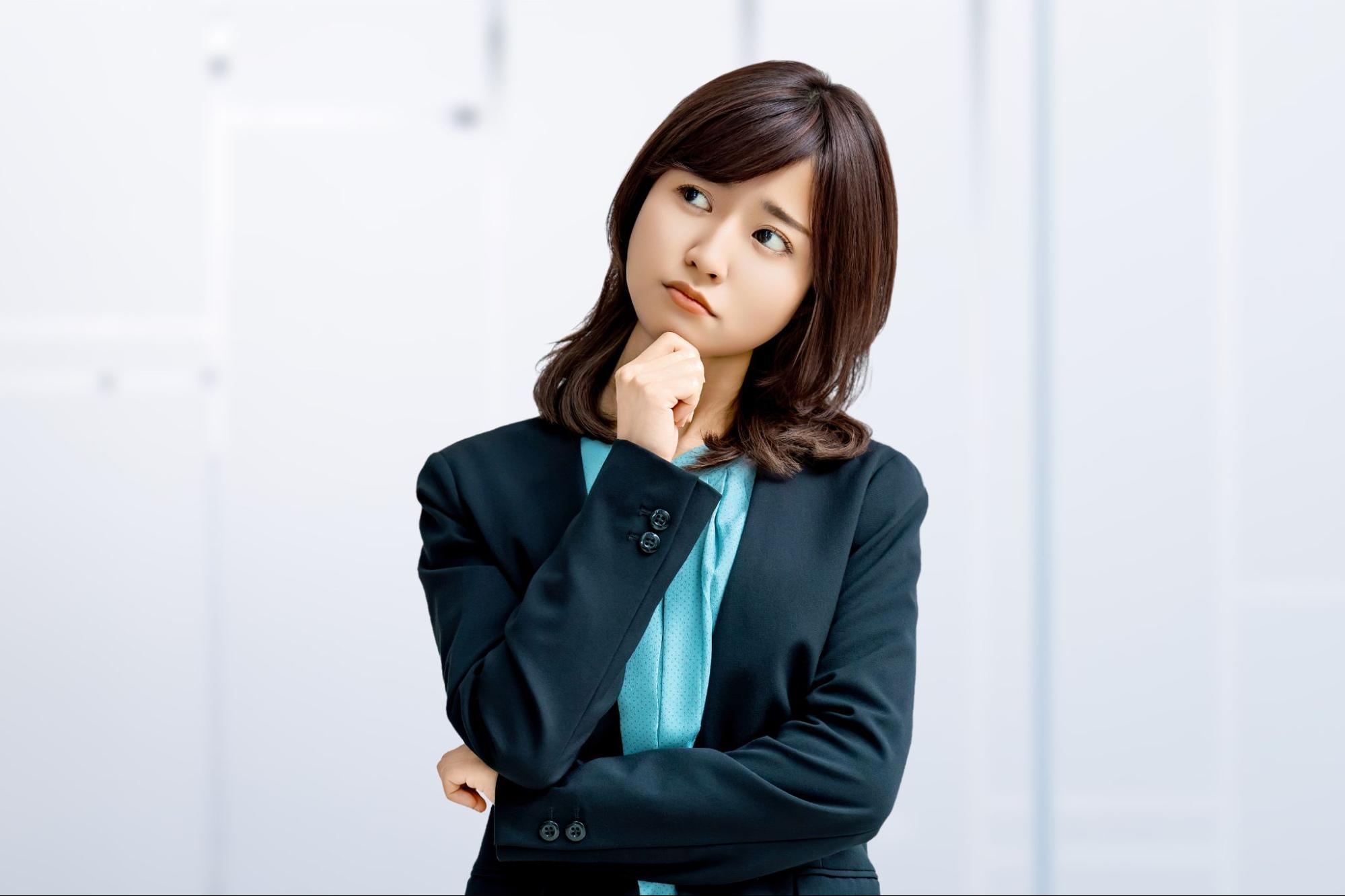 考えごとをする女性