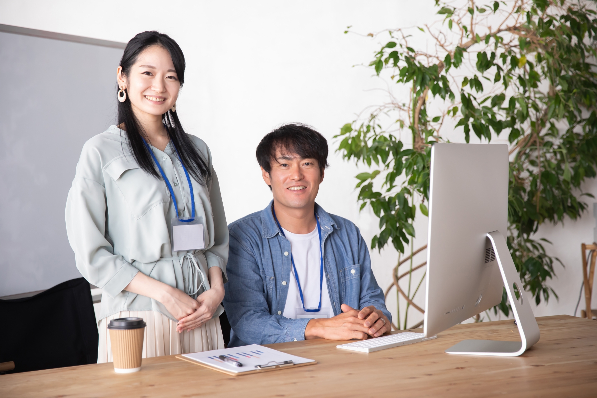 オフィスでミーティングする男女の会社員