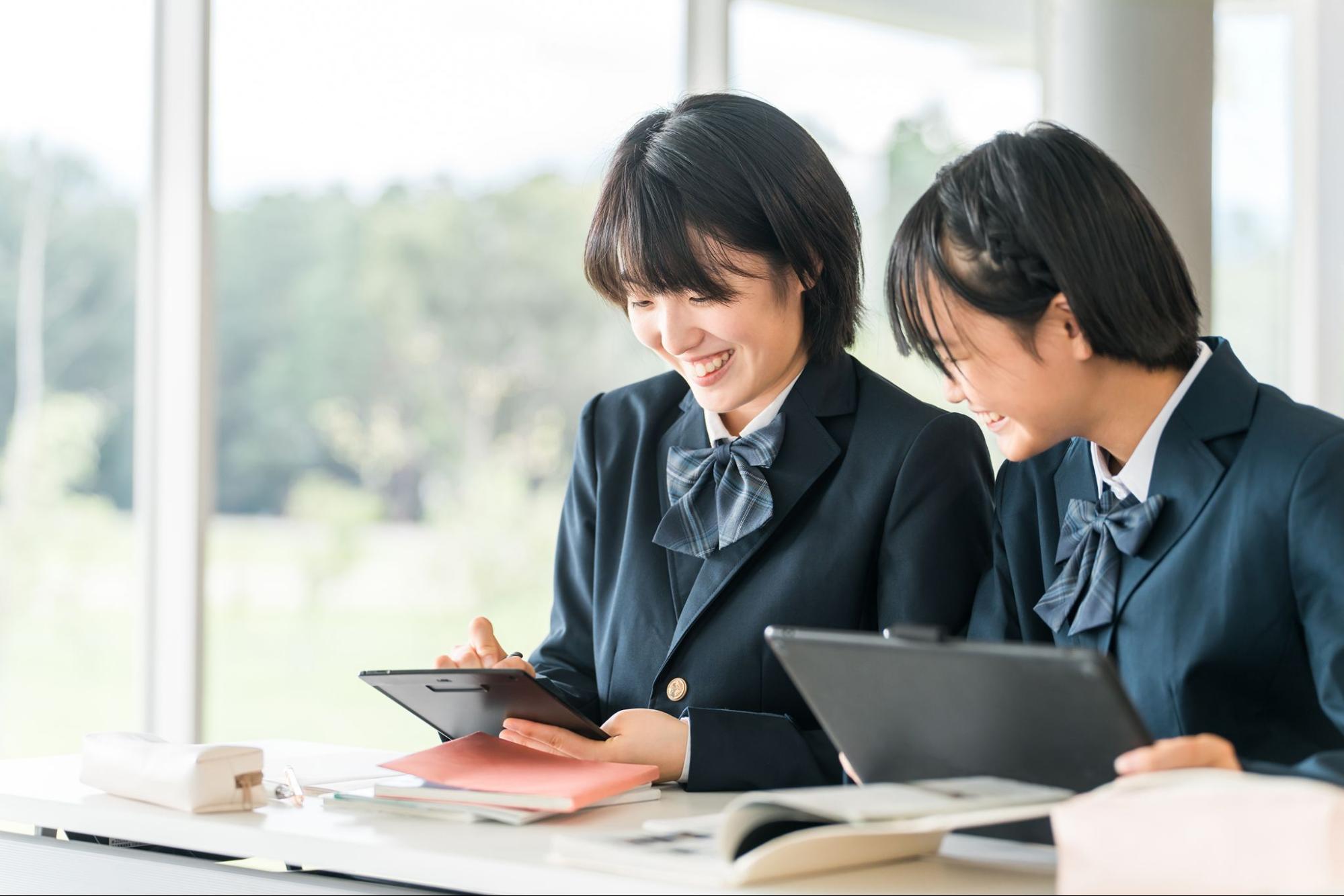 タブレットを使って勉強する中学生・高校生
