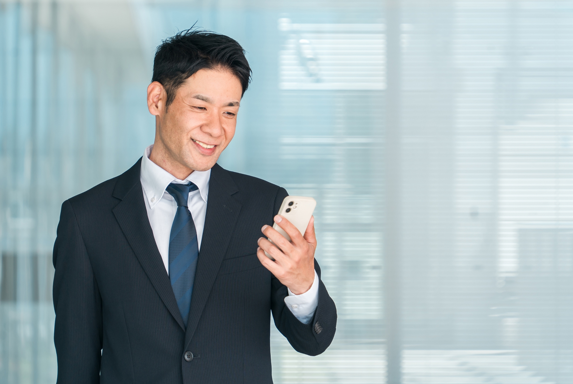 オフィスでスマホを使うビジネスマン