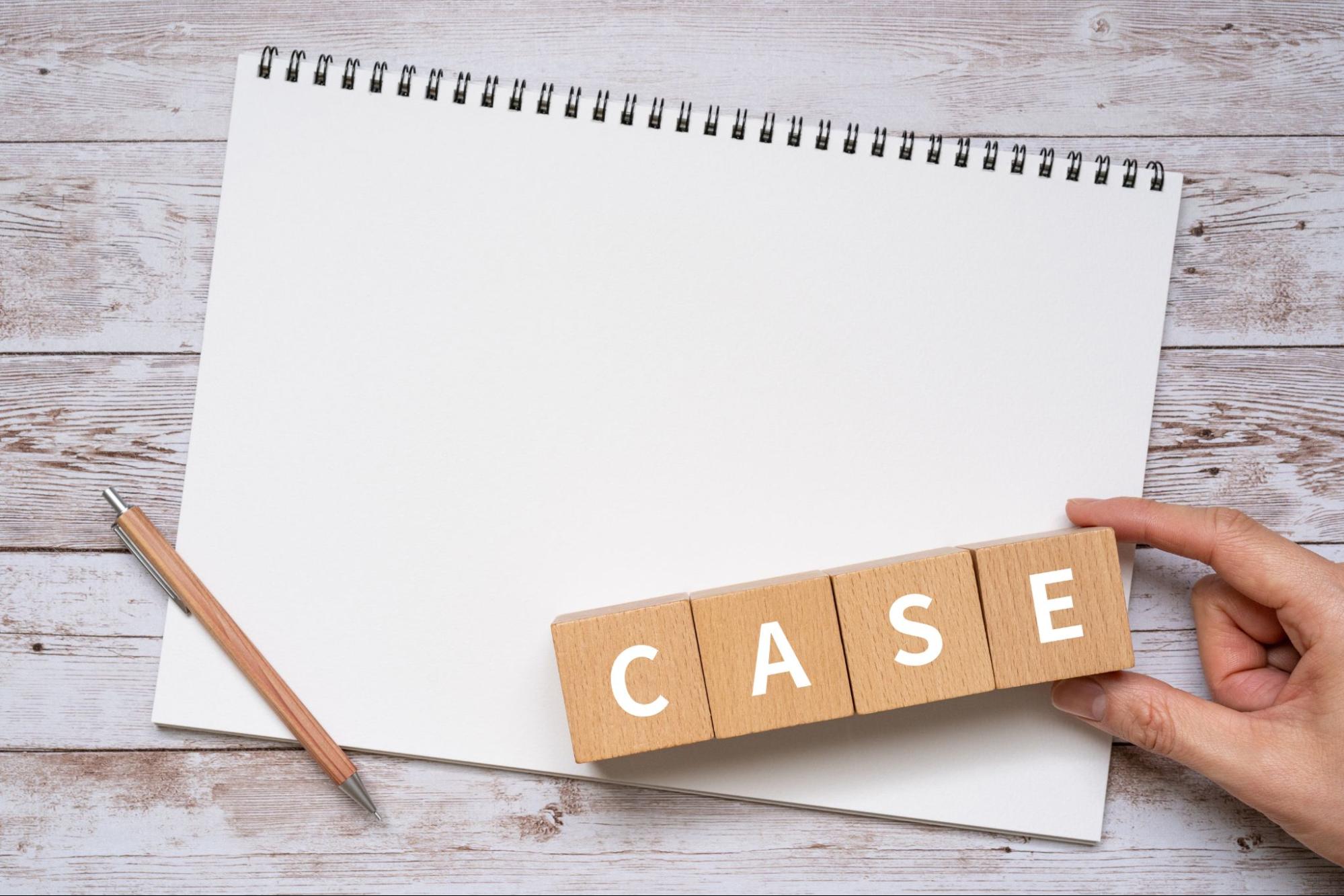 CASEと書かれたブロック、ノート、ペン