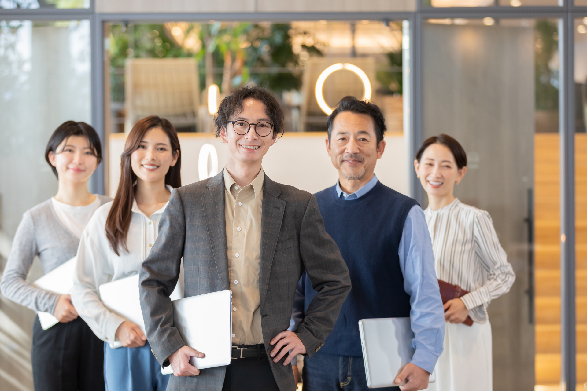 オフィスで働く人々
