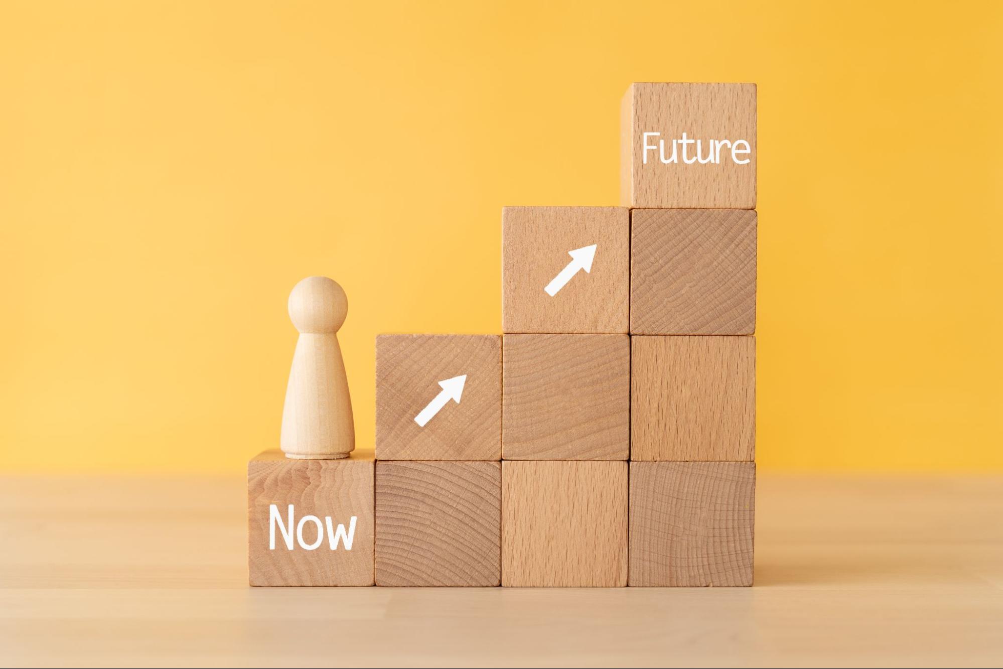 「Now」「Future」と書かれた積木