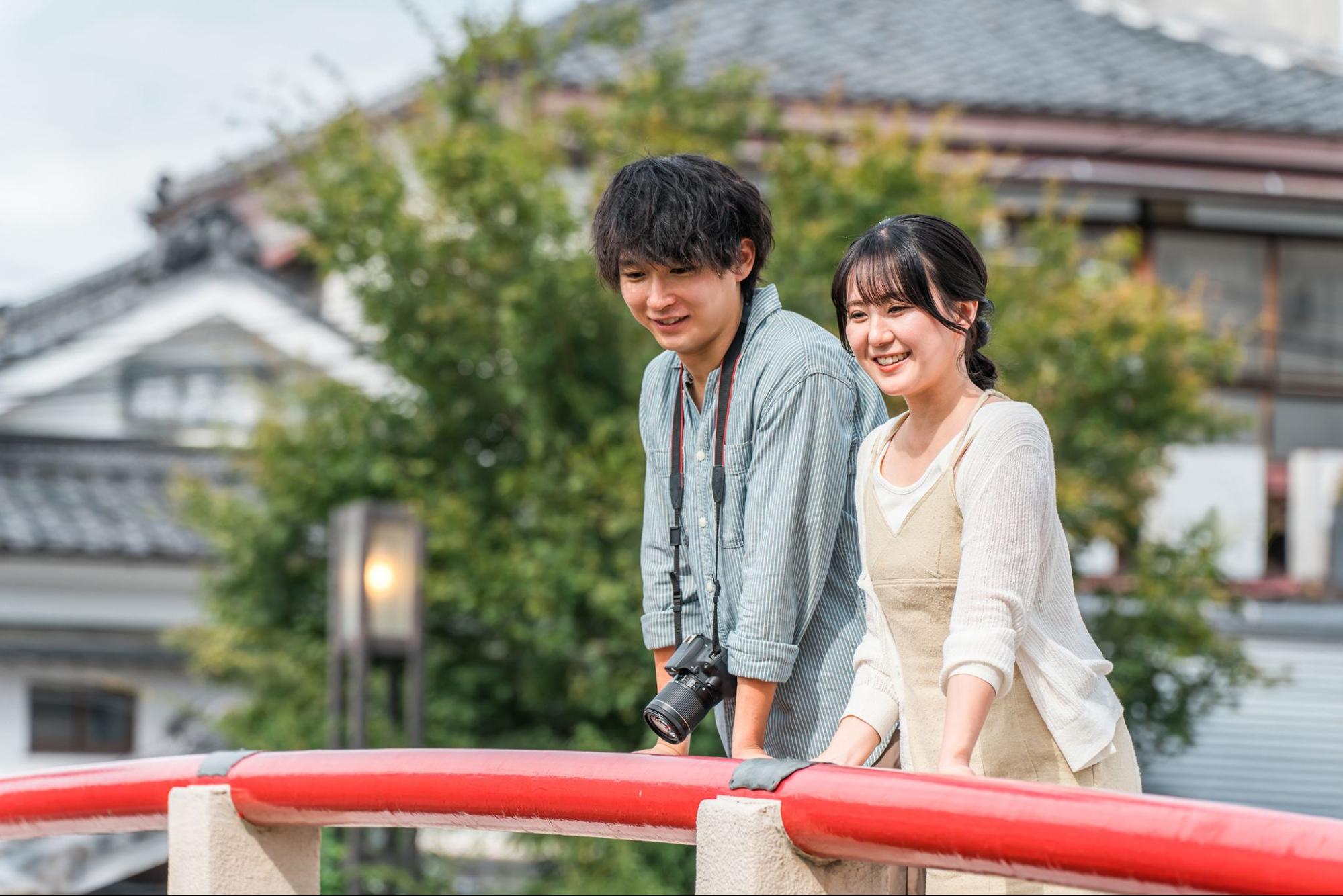 観光ツアーをする夫婦