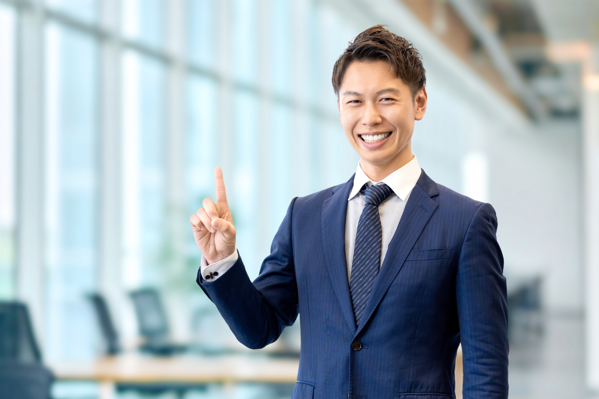 ポイントを示す男性