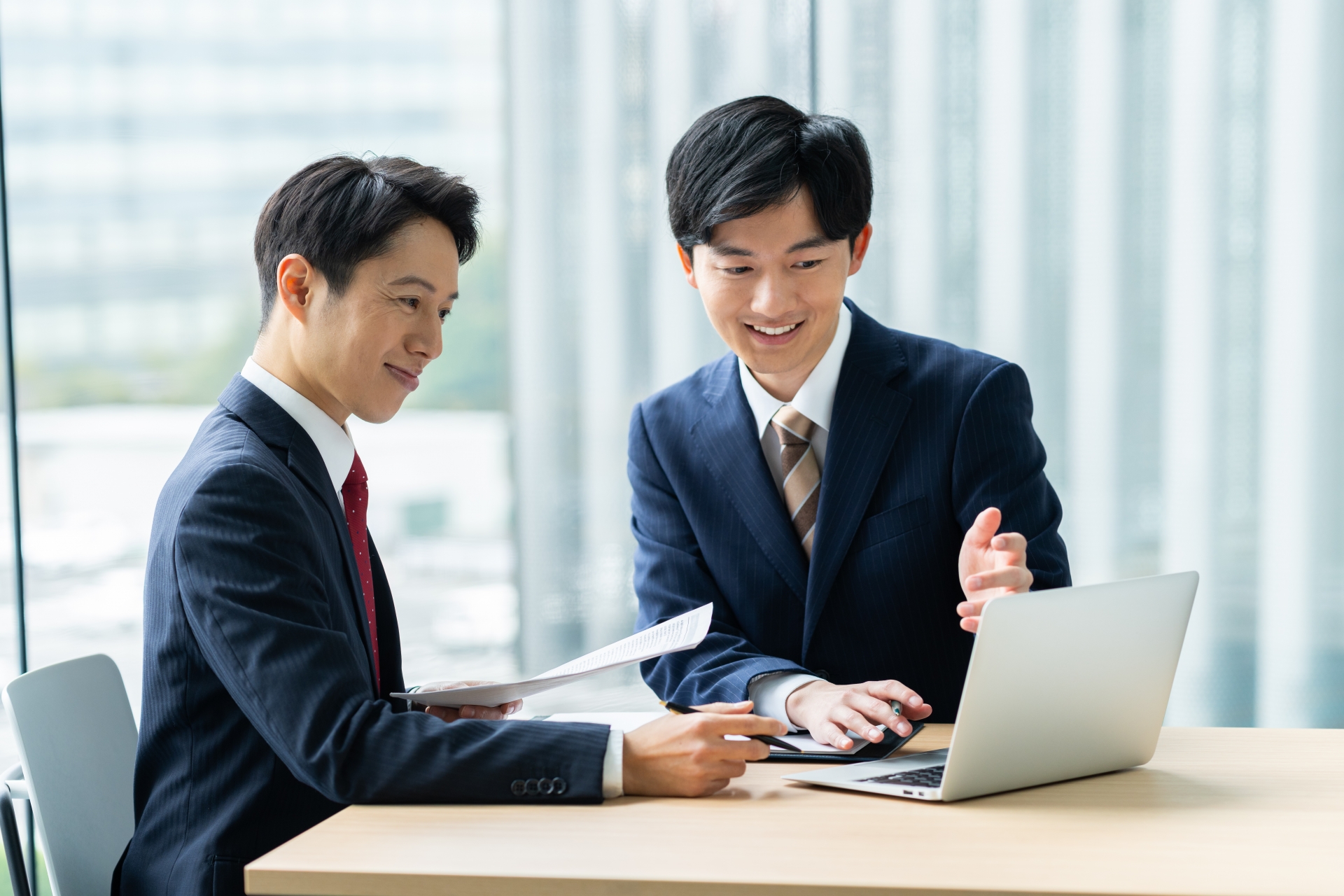 営業する若いビジネスマン