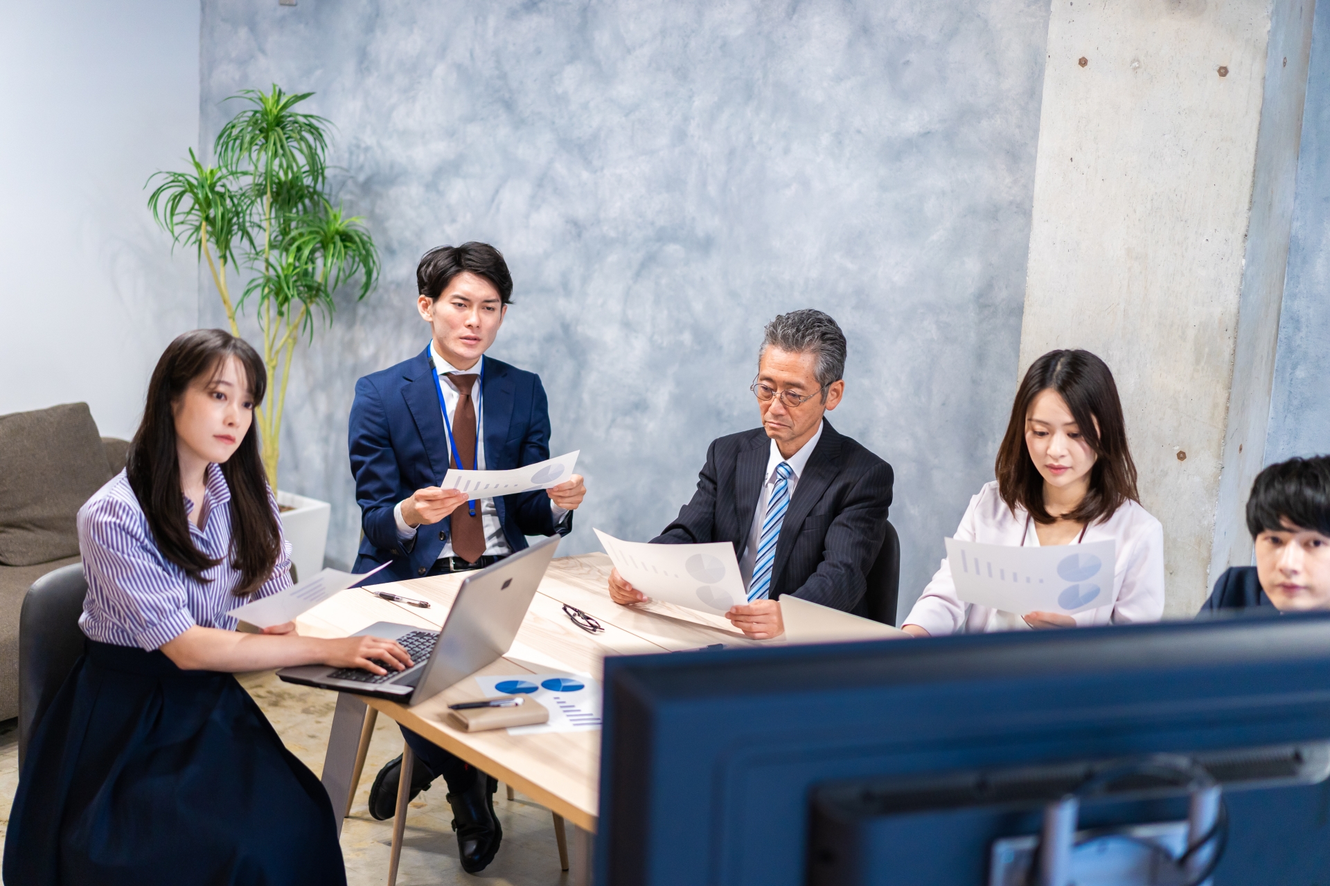 リモートでテレビ会議をするビジネスパーソン