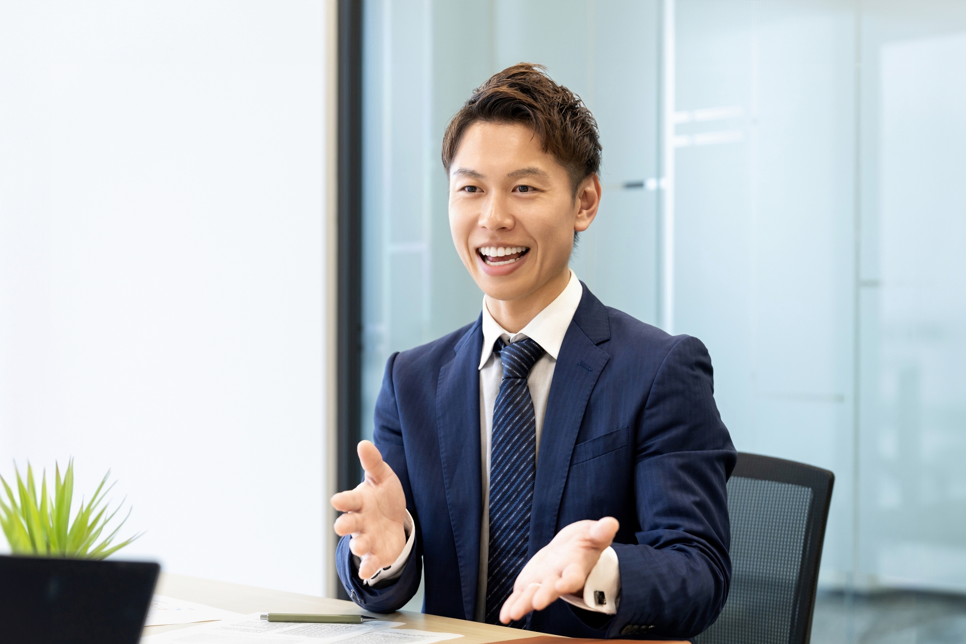 笑顔で対話をする男性ビジネスマン
