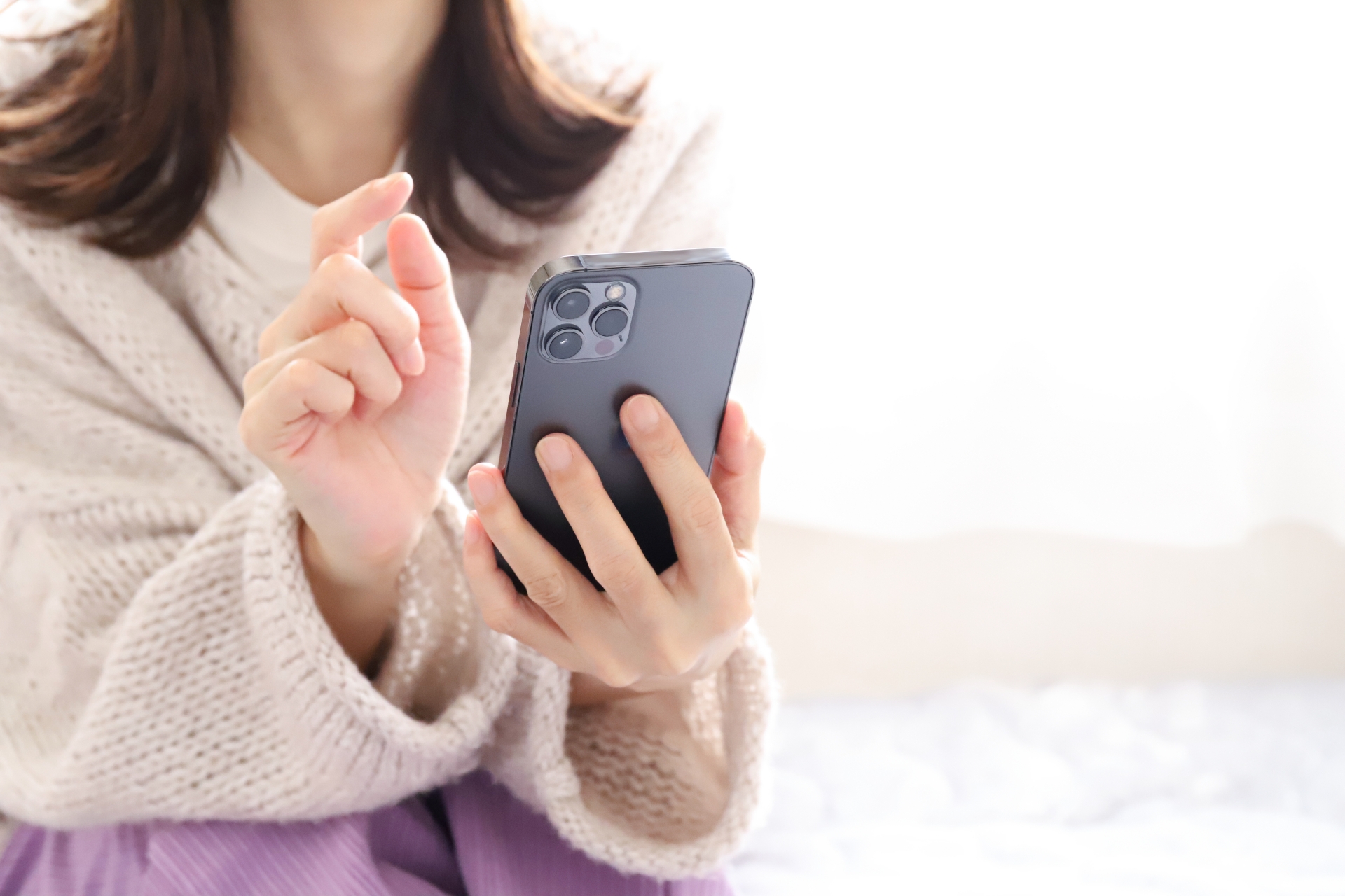 スマホを操作する