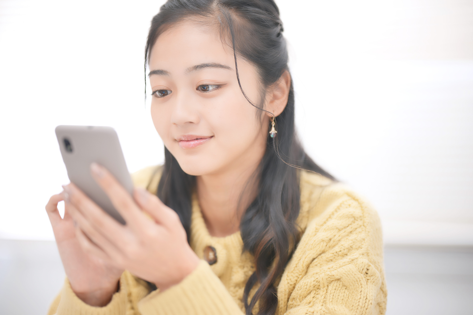 スマホを操作中の女性