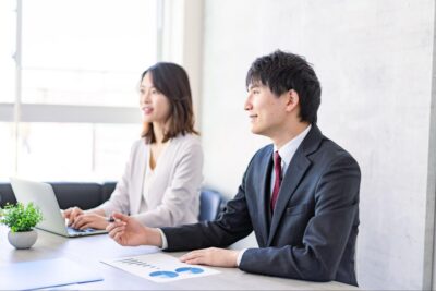 おもしろい採用動画を制作するポイントは？成果やユーモアを出すコツ、事例を解説