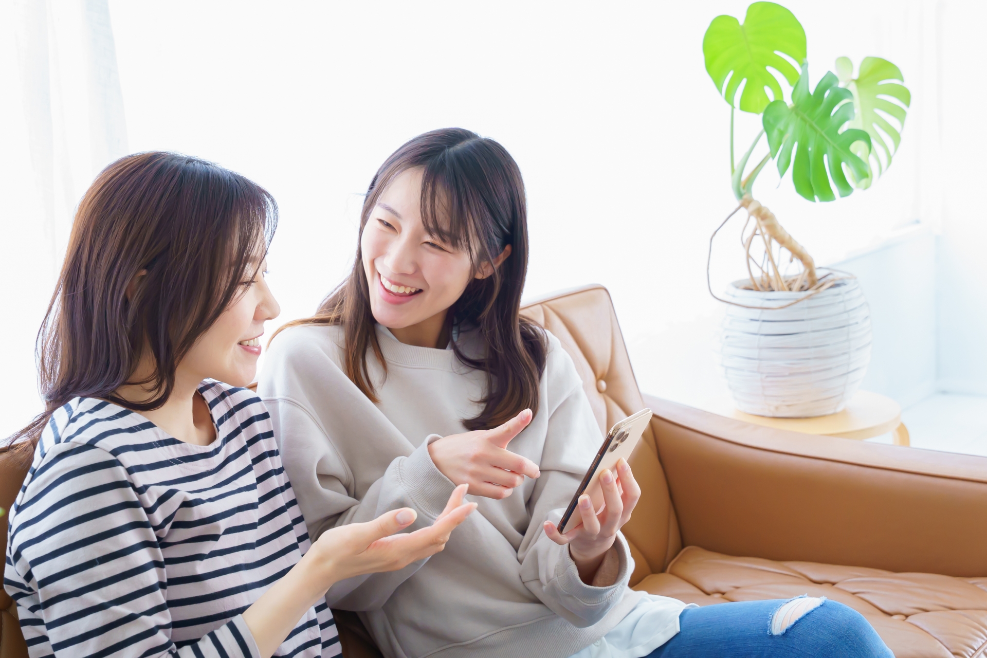 スマホをみる女性たち