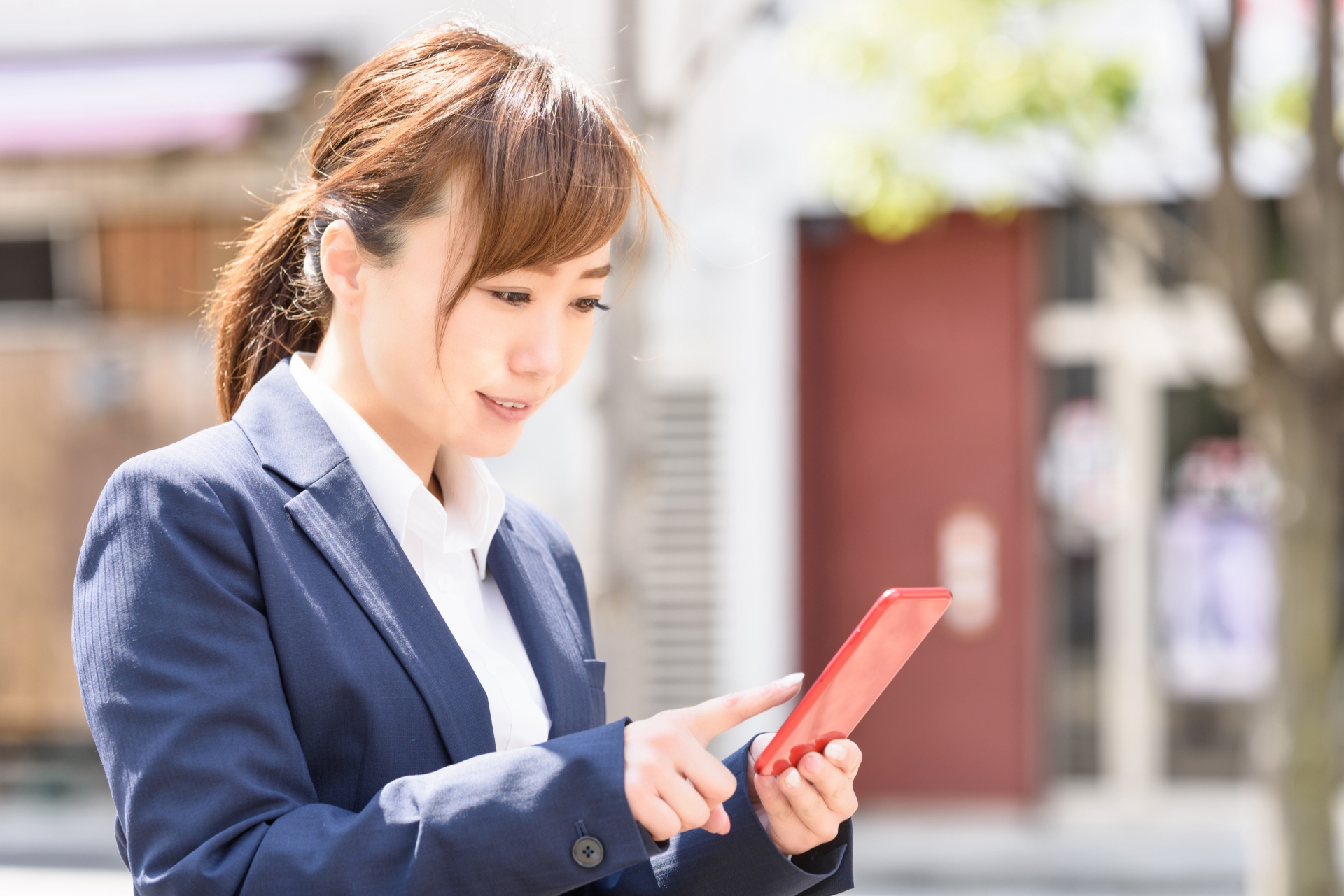 スマホを見る就活生
