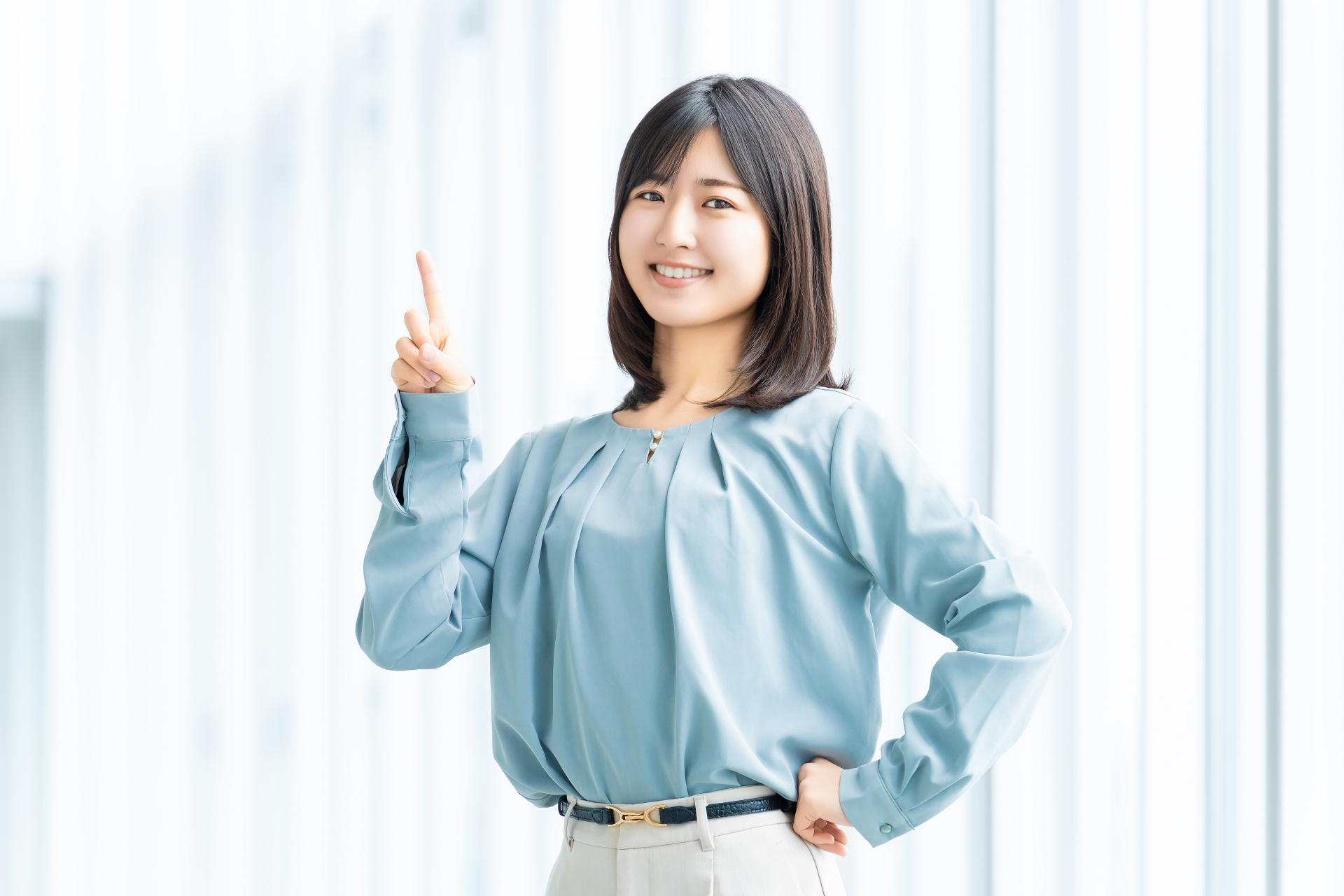 ポイントを教える若い女性