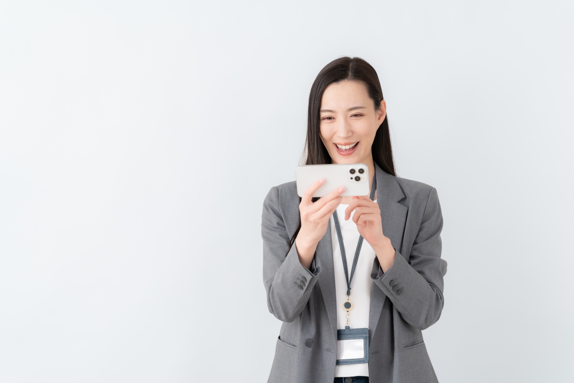 動画を観る女性