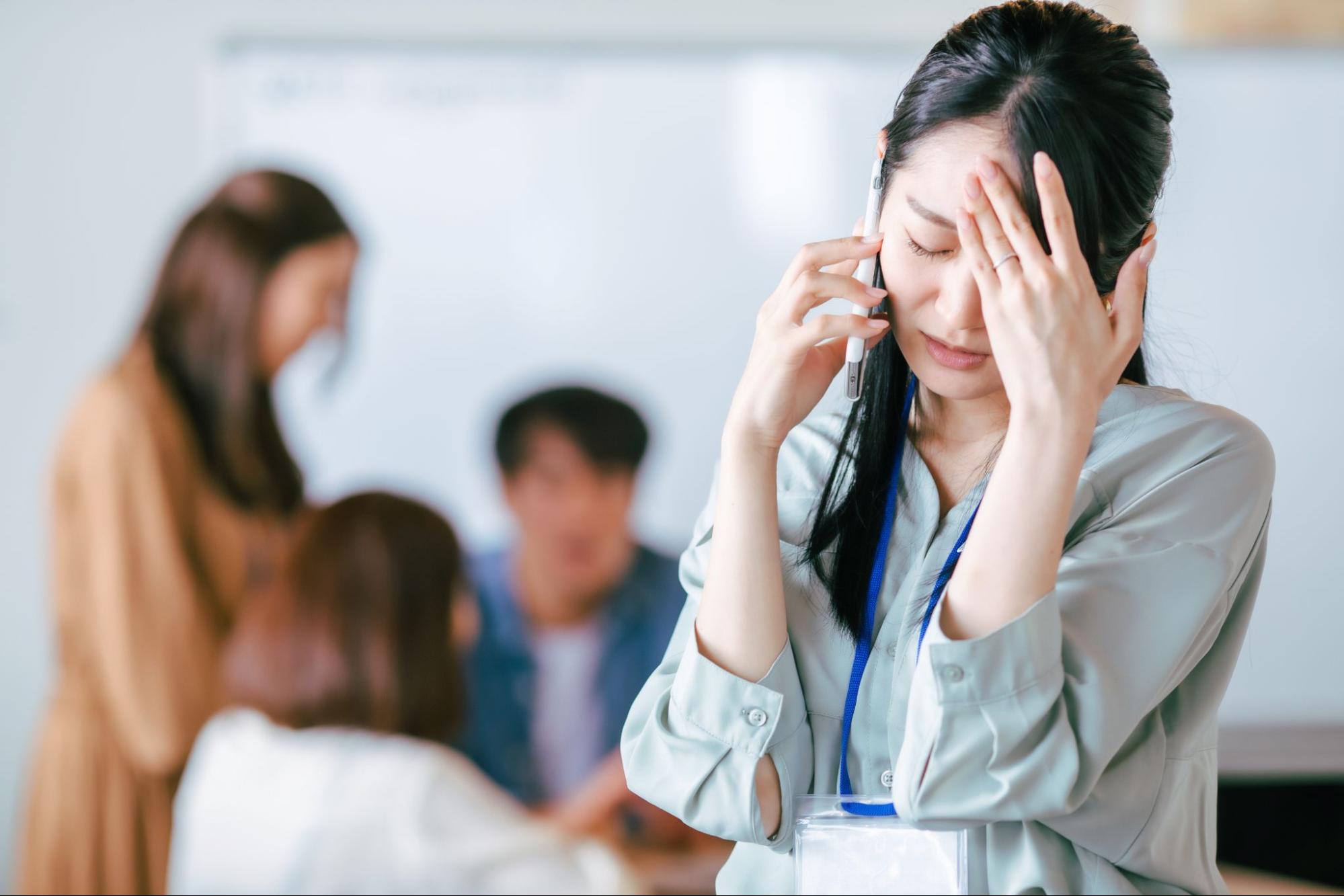 悩む女性