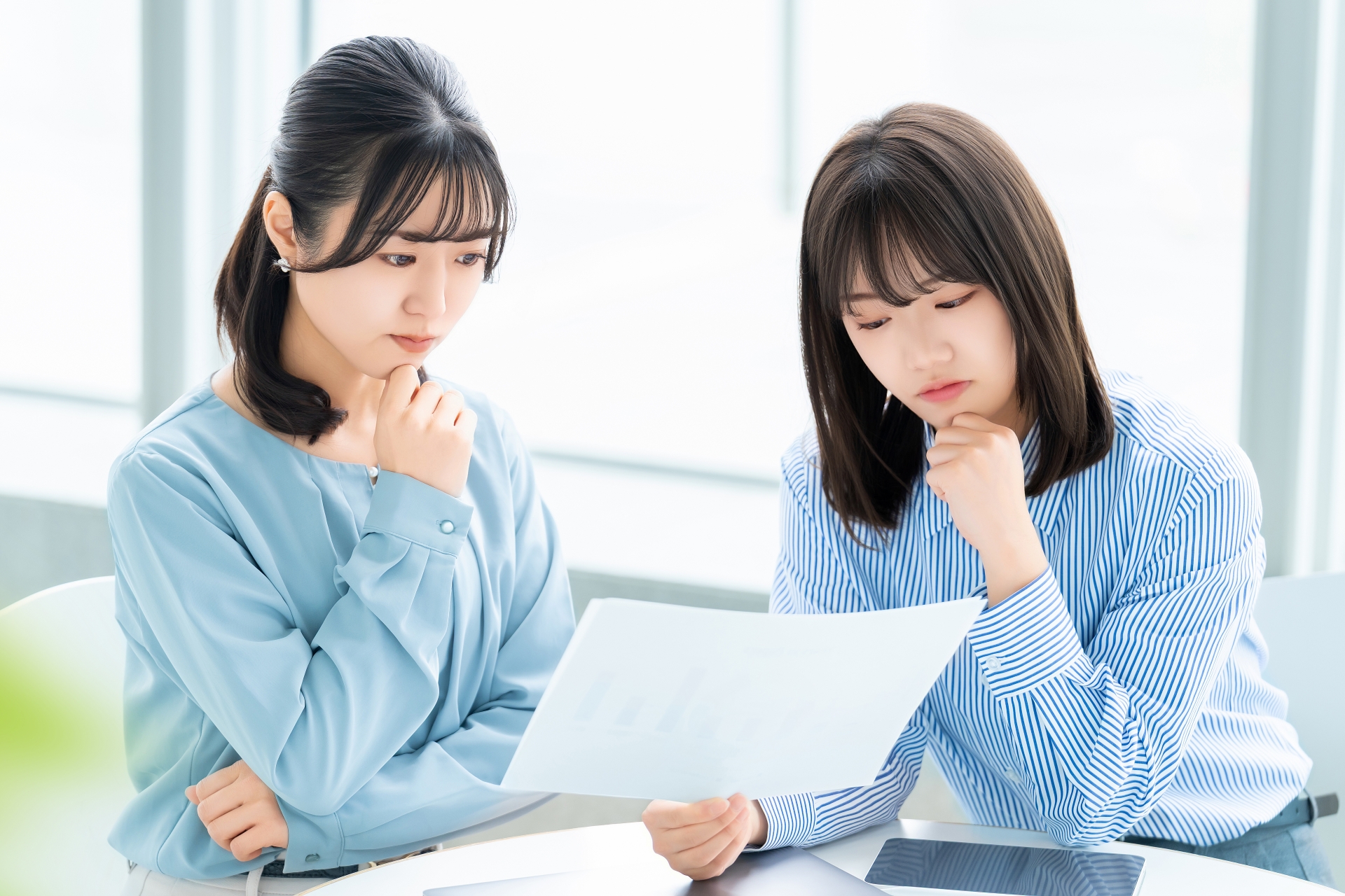 書類を見て考える女性