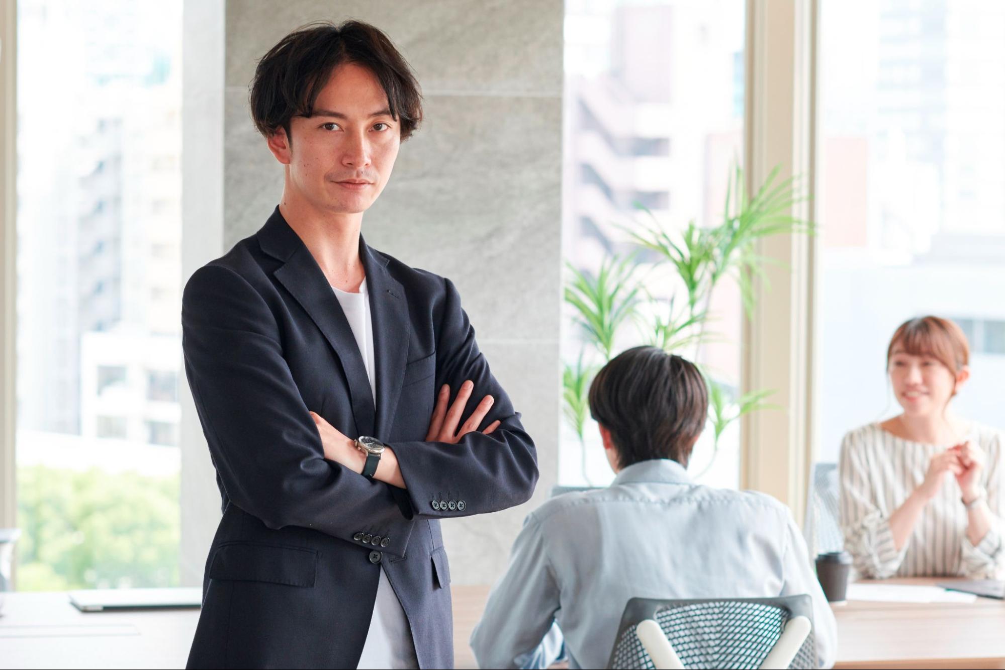 腕組みの男性