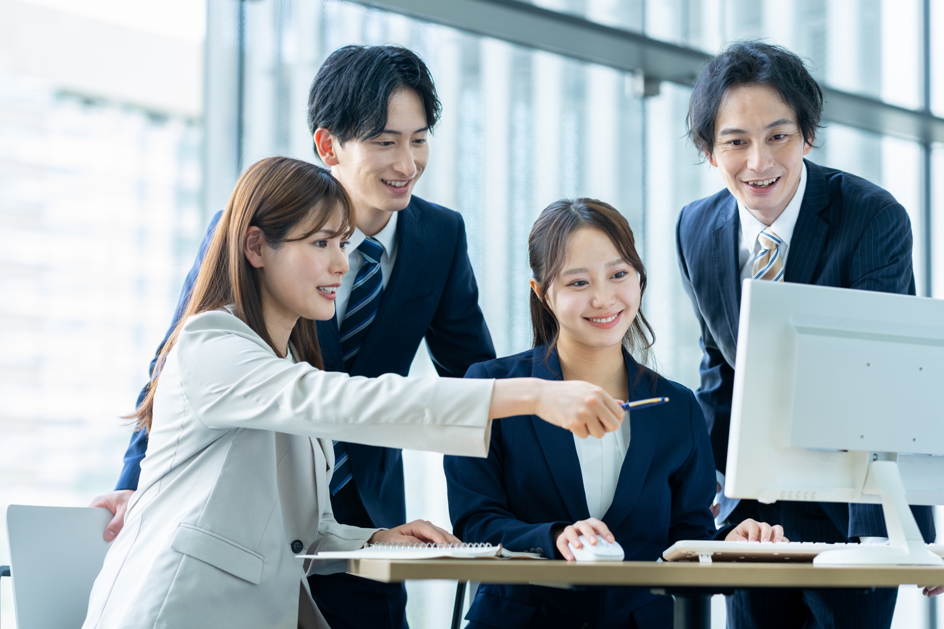 話し合いをするビジネスパーソン