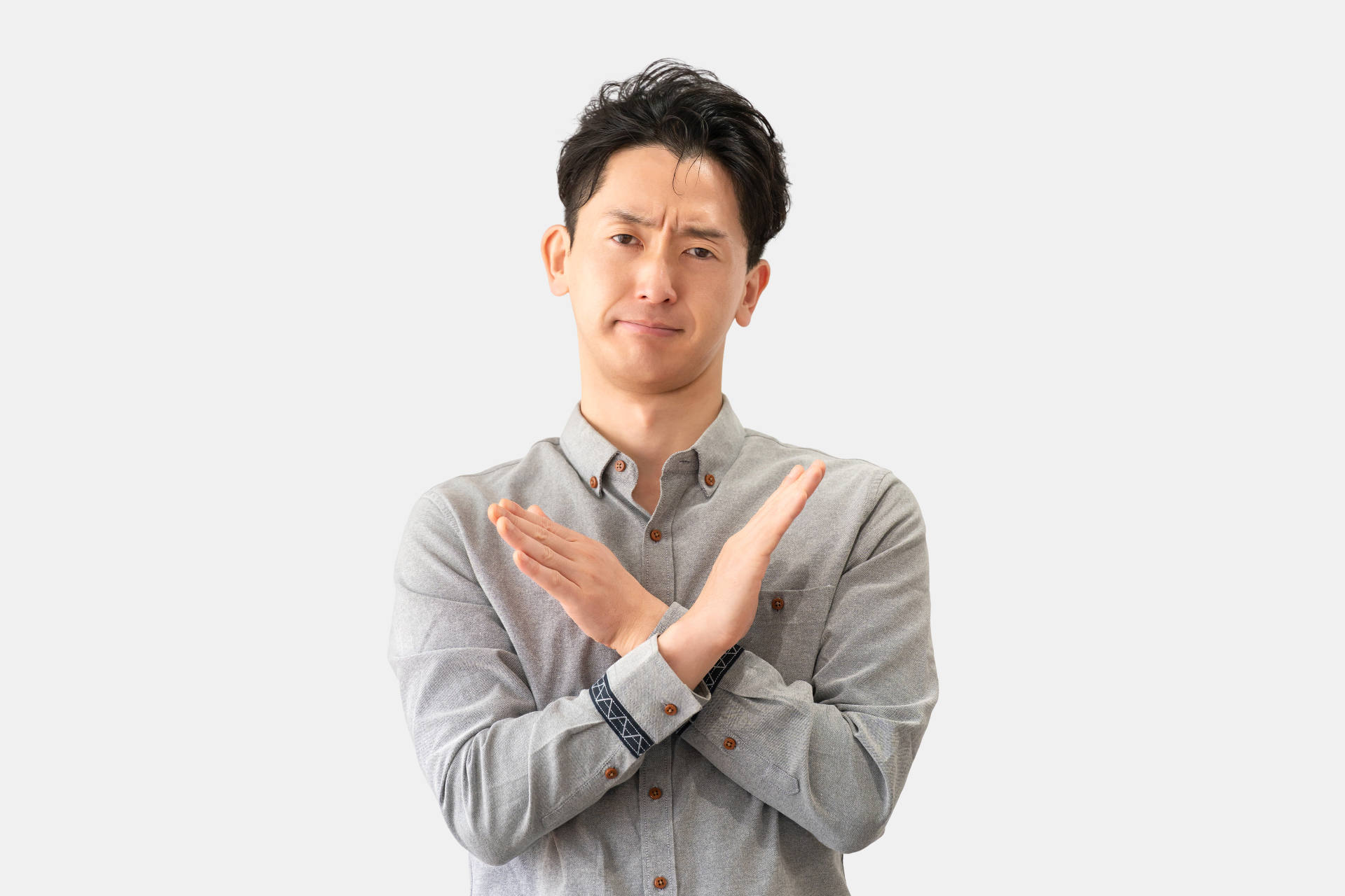 手でバツのポーズをする男性ビジネスマン