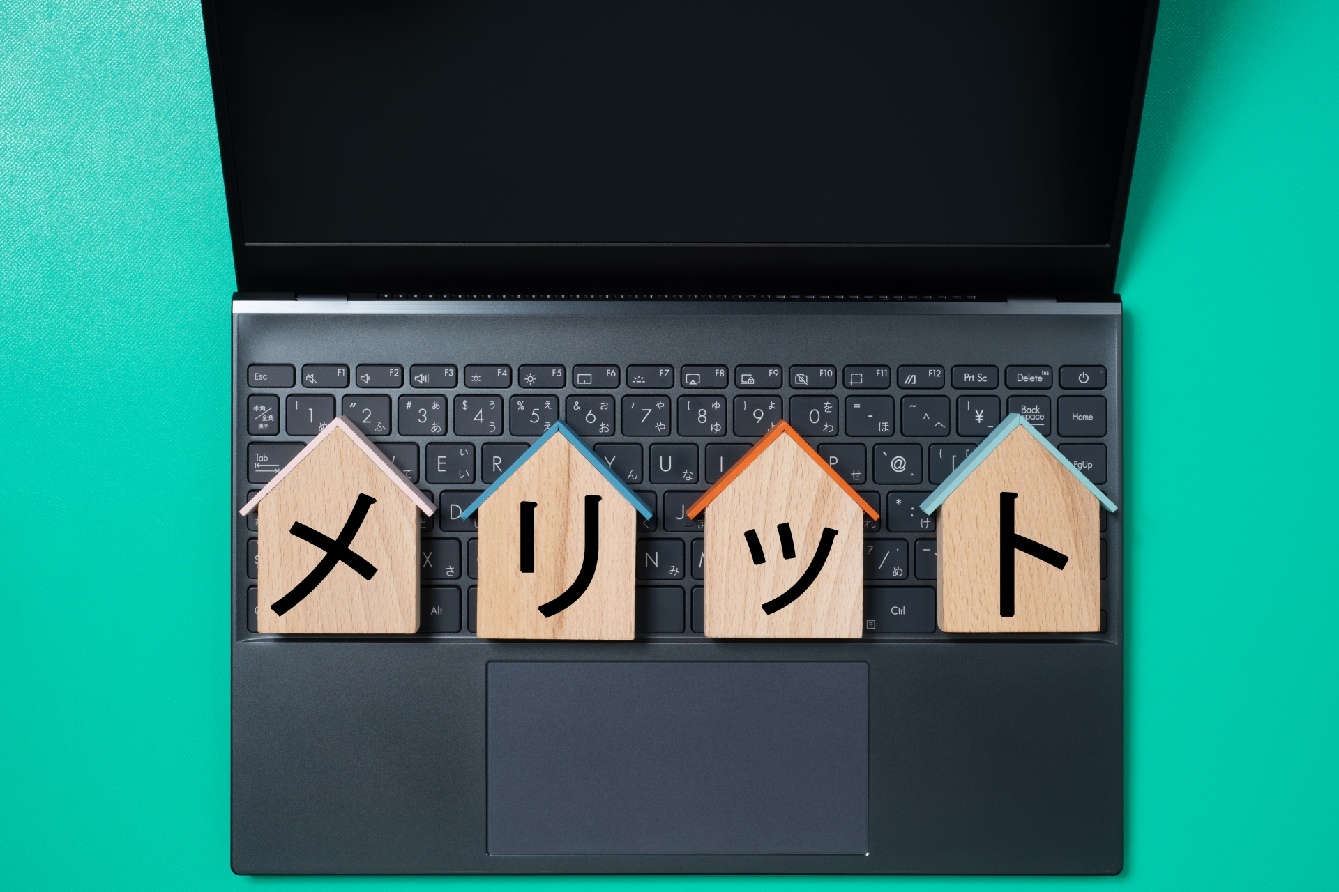 パソコンと家型のプレートとメリットの文字