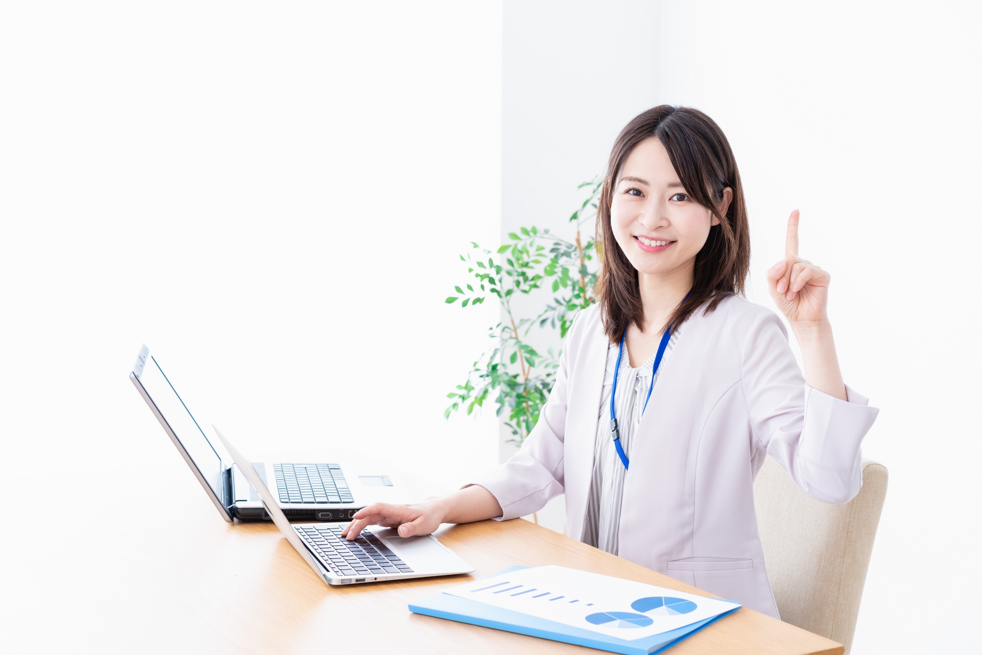 ポイントを示す女性