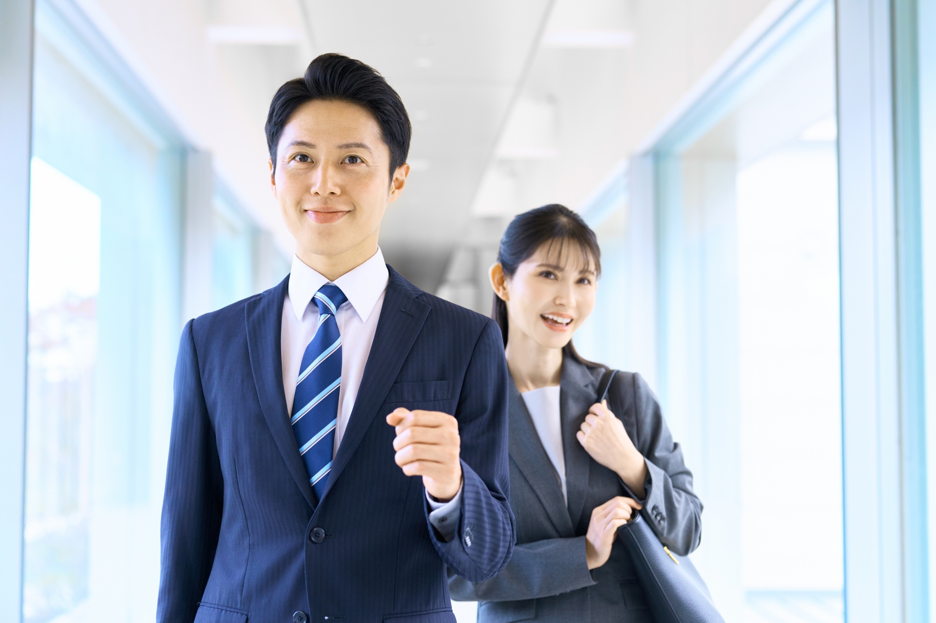 出かけるビジネスパーソン