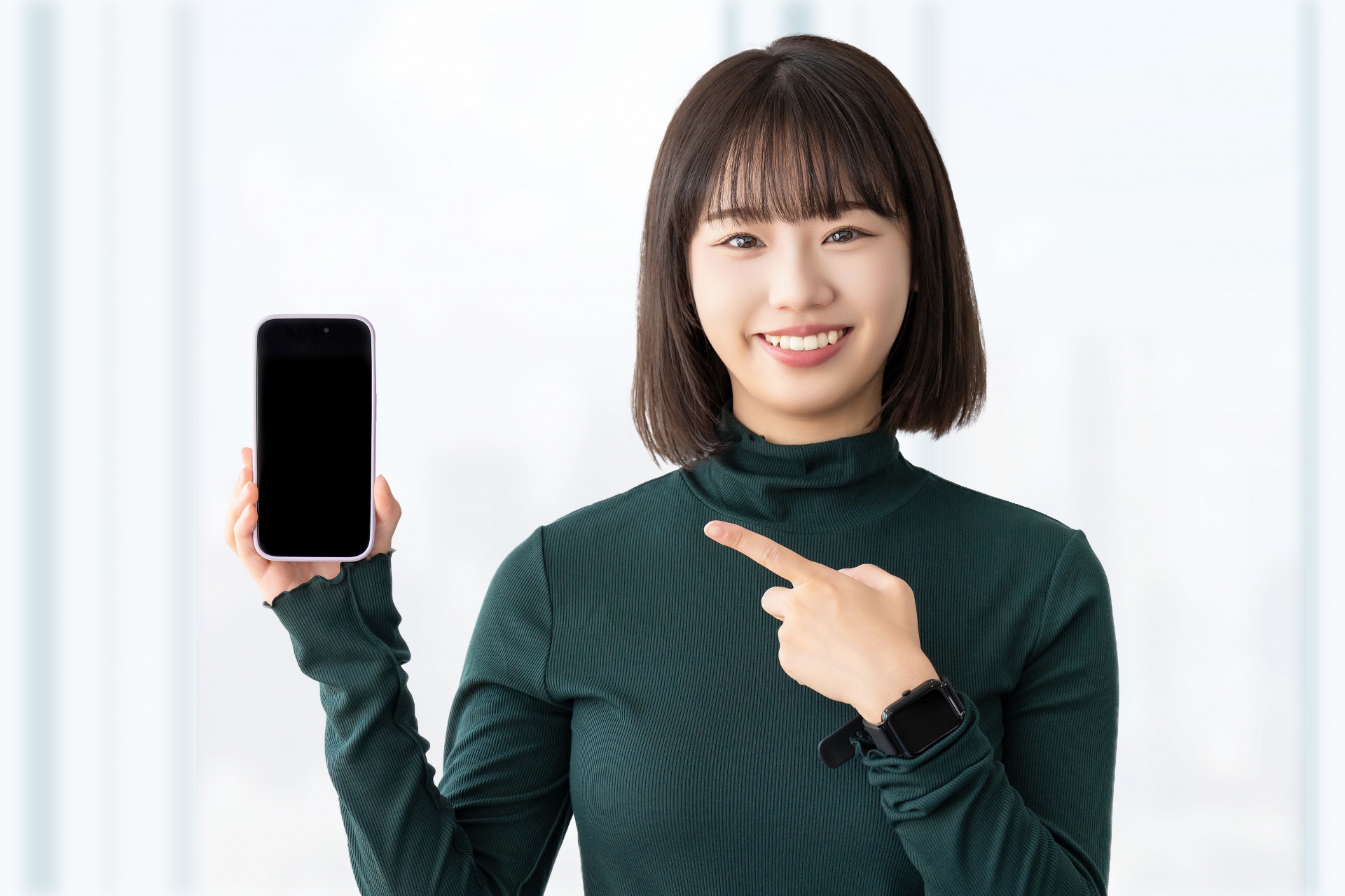 スマホを指差す女性