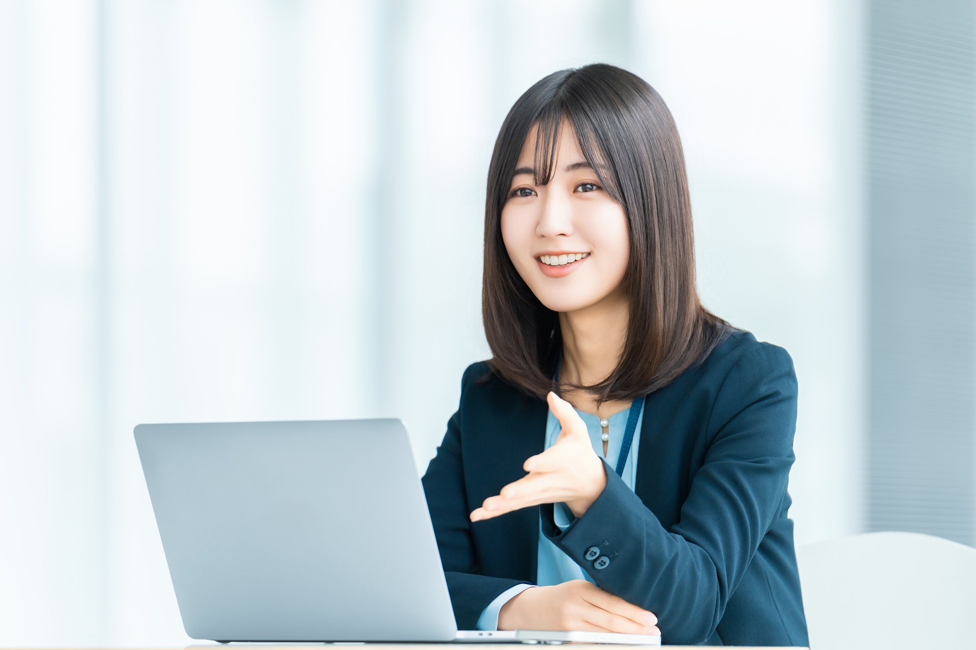 パソコンをする女性