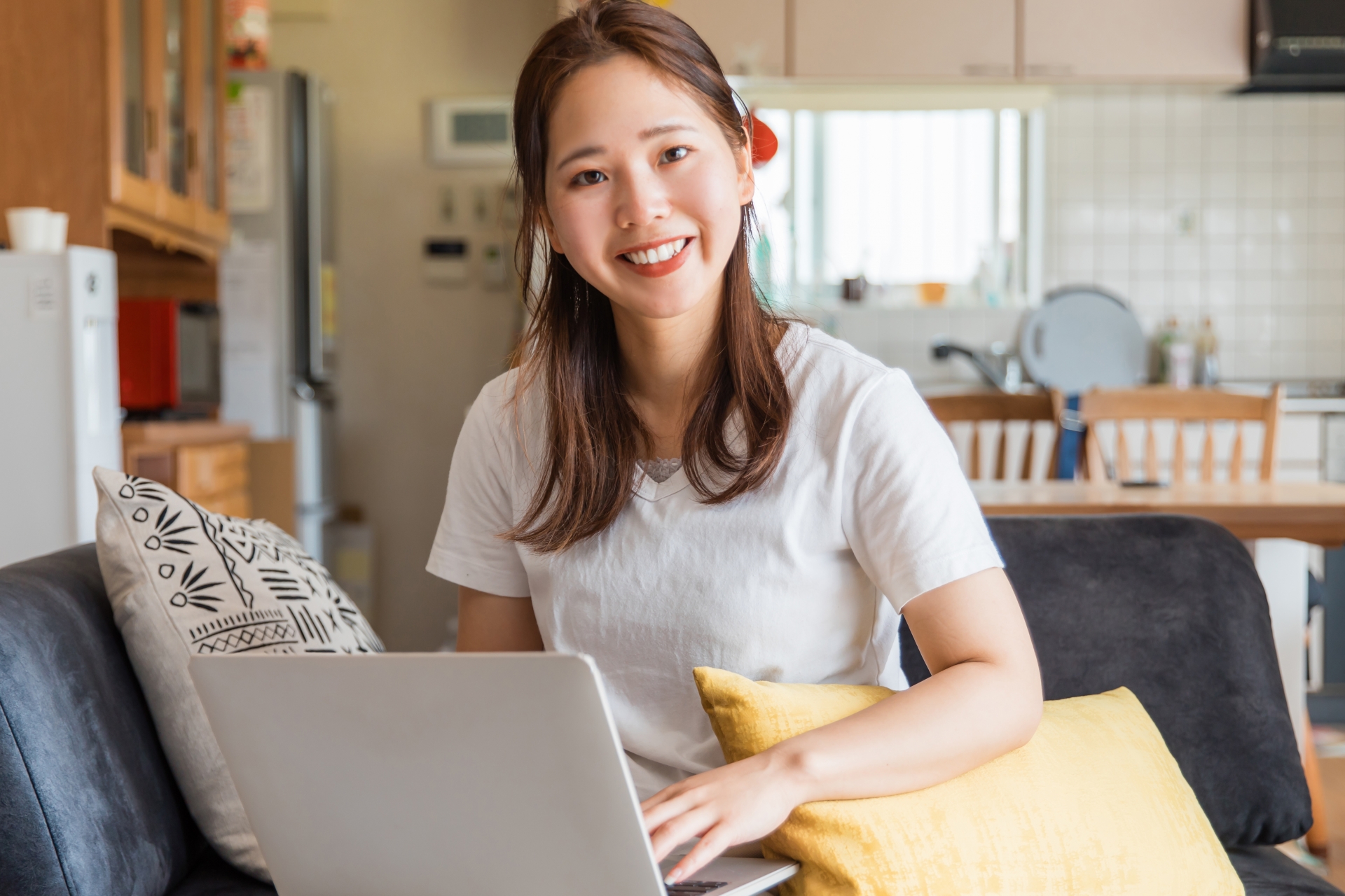 動画を視聴する女性