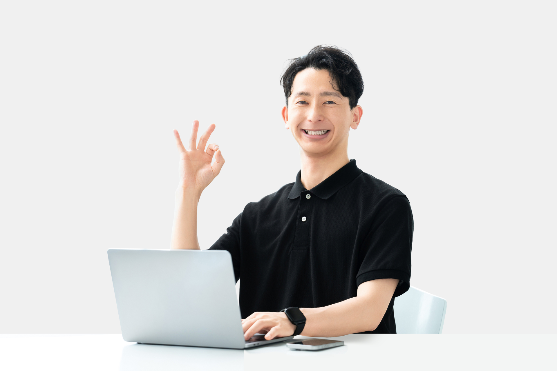 笑う男性