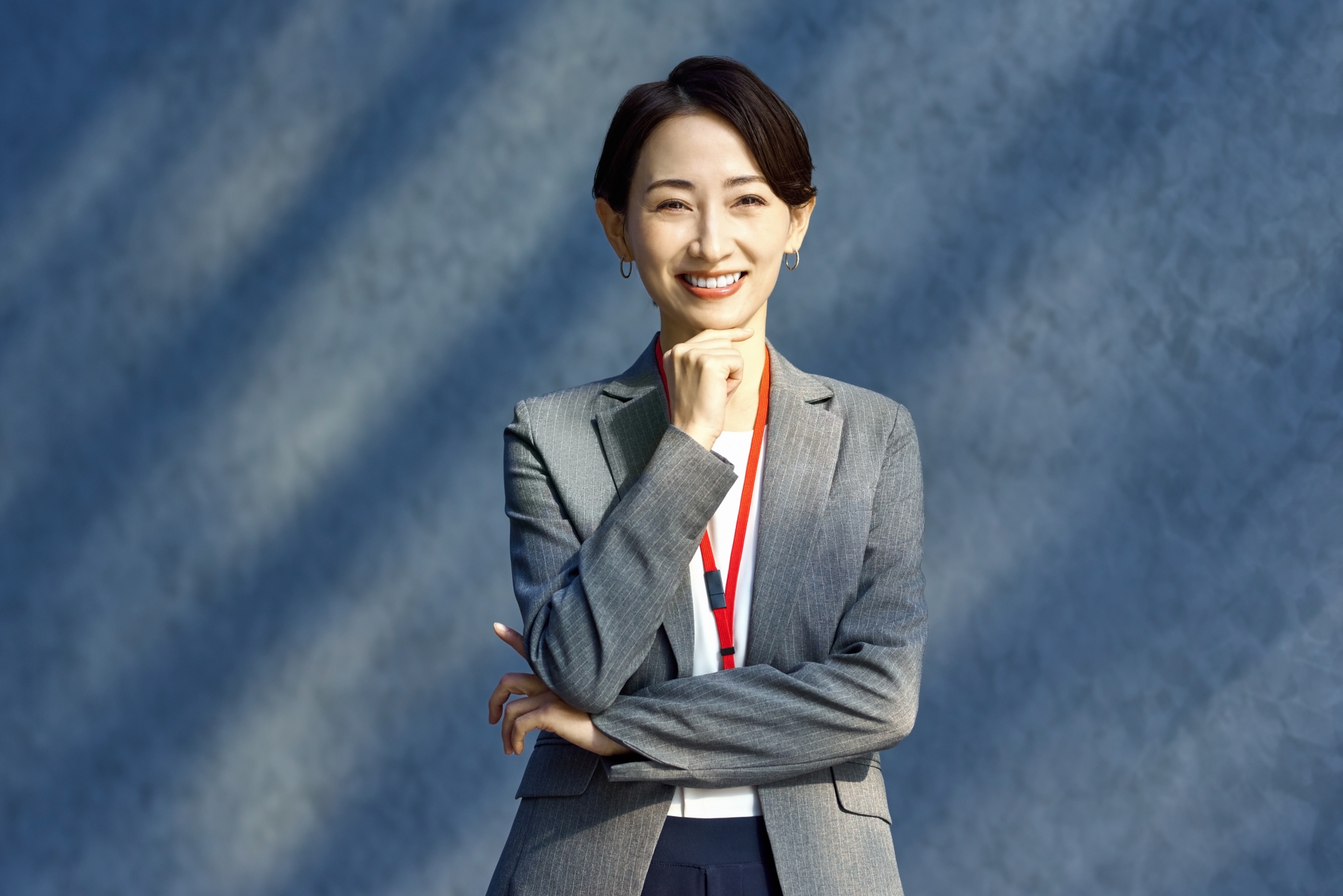 考えるスーツの女性　正面向き　笑顔