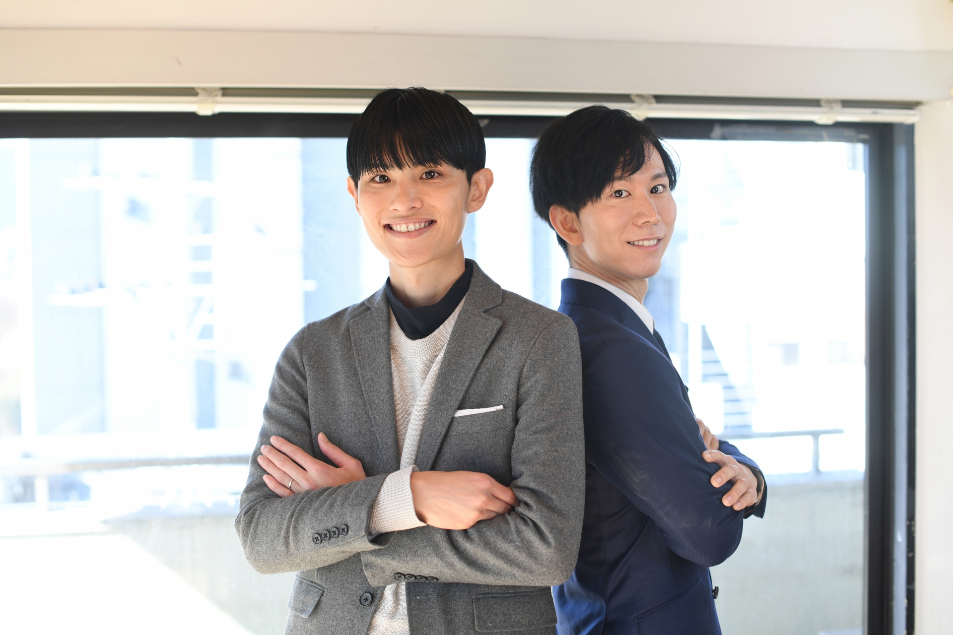 腕組みをするビジネスマンの男性達