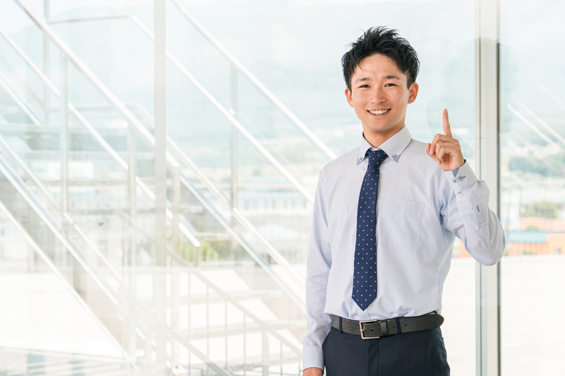 オフィスビルにいる若いビジネスマン