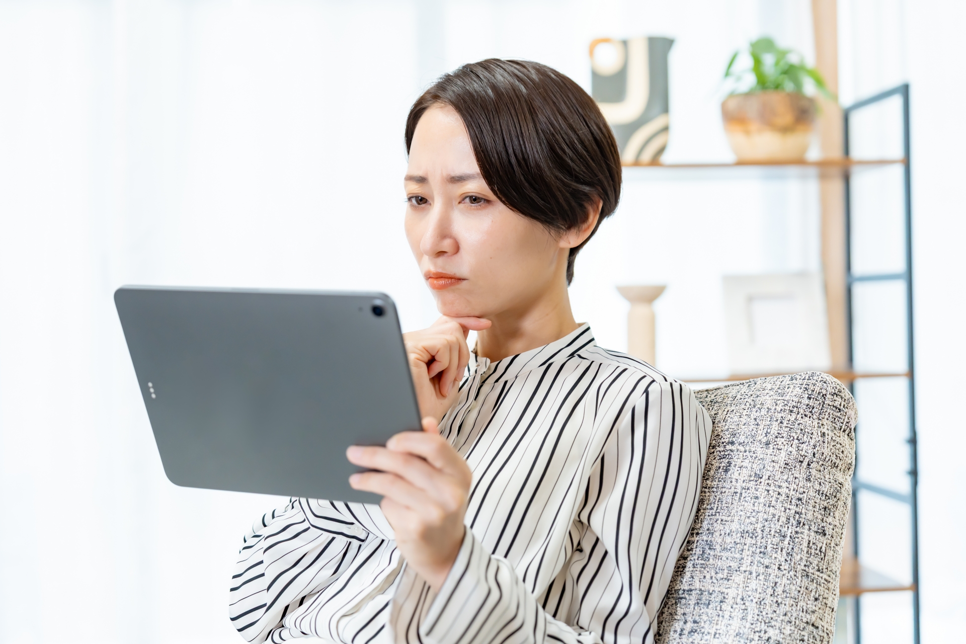 タブレットを見る女性
