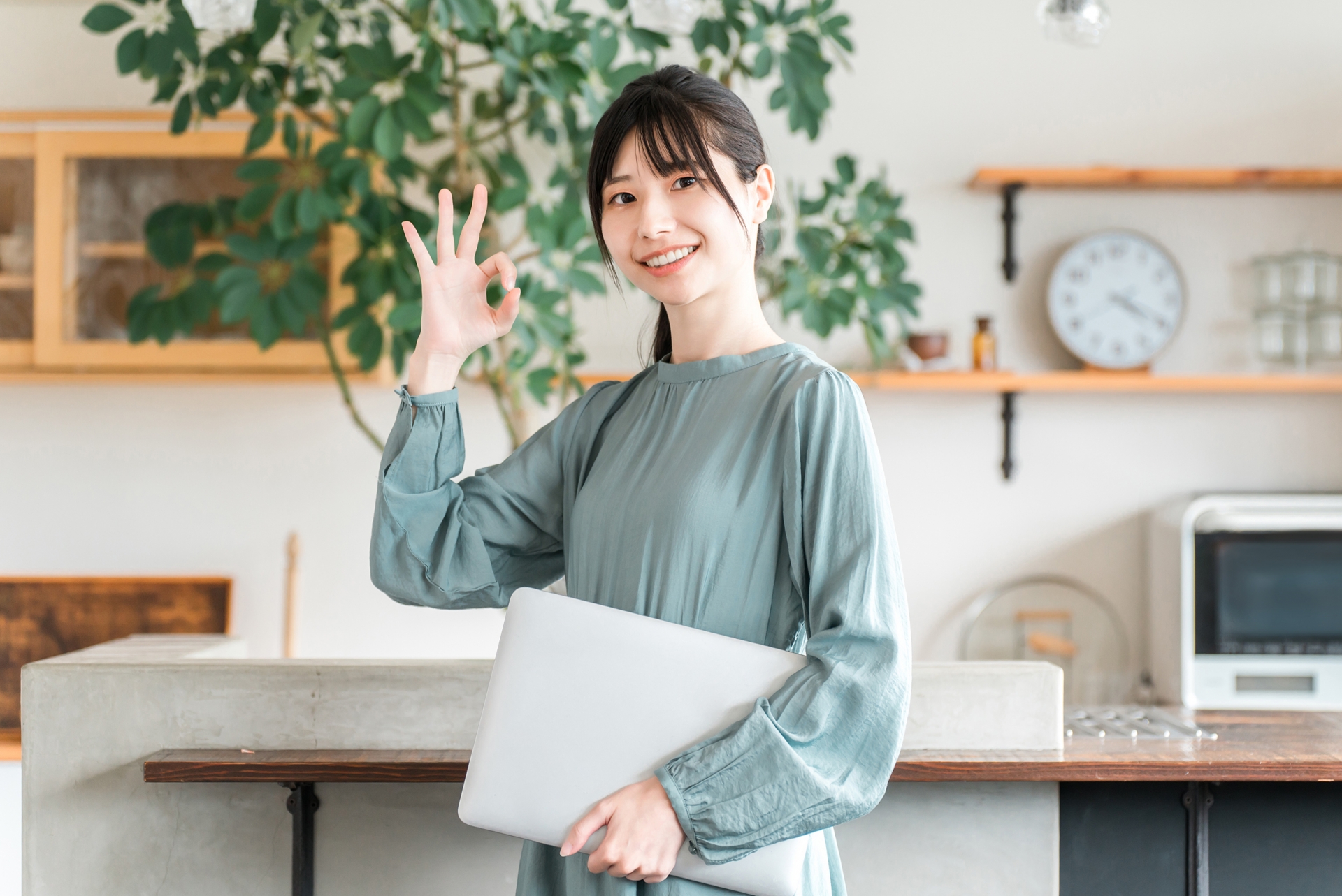指で丸を作る女性