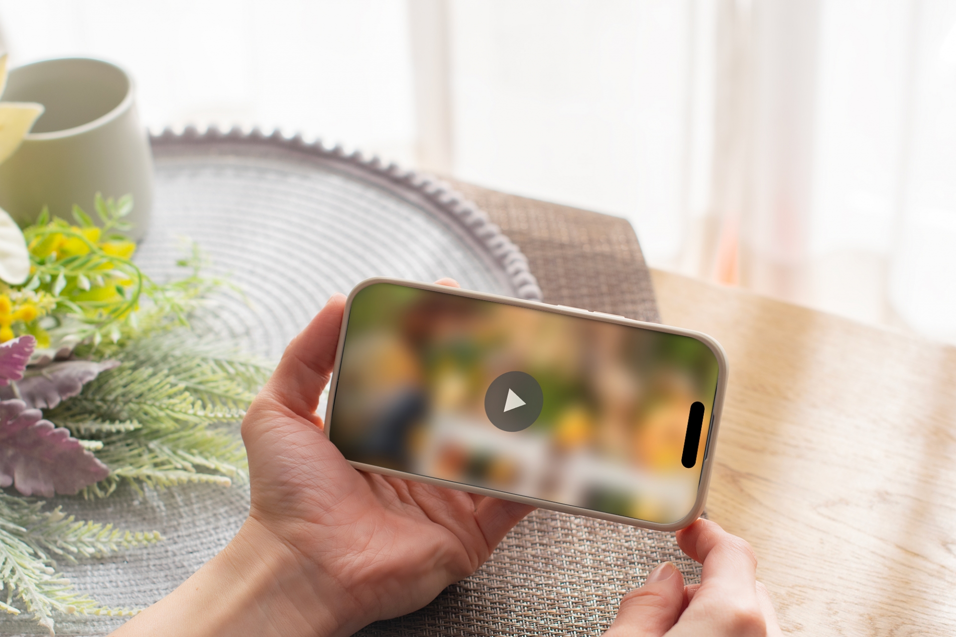 スマホを持つ手_横_動画_ナチュラル