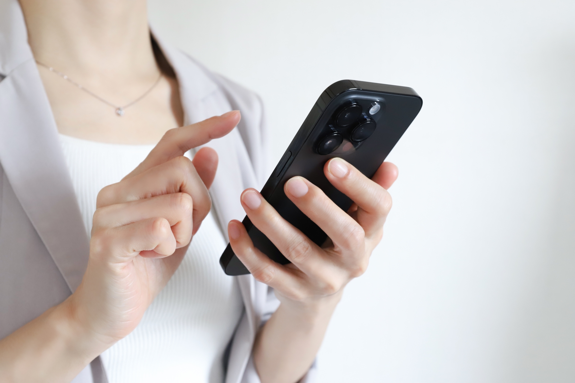 スマートフォンを使う女性