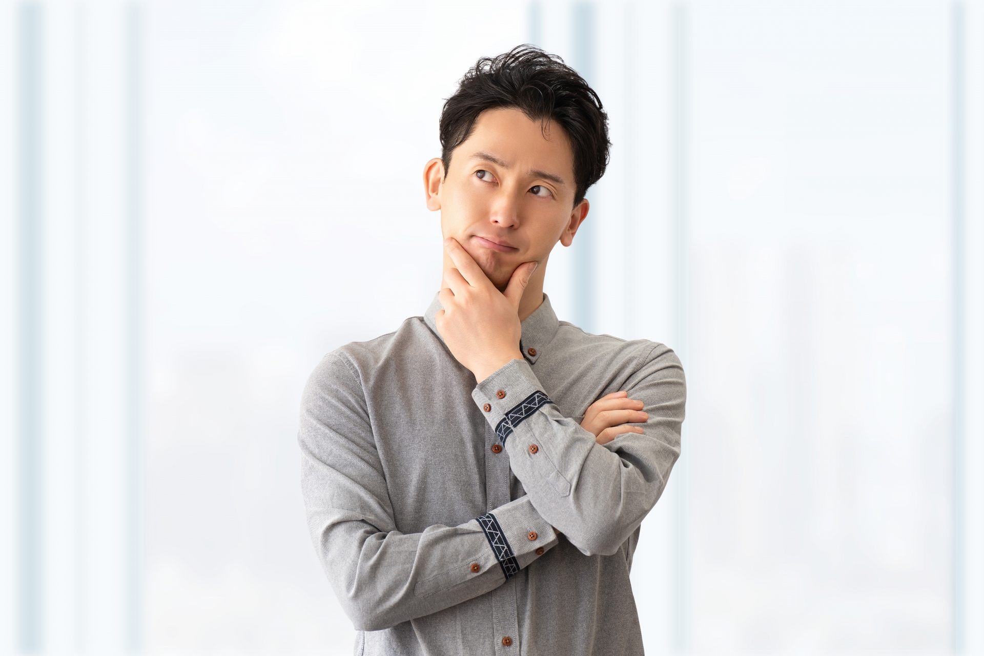 悩む男性