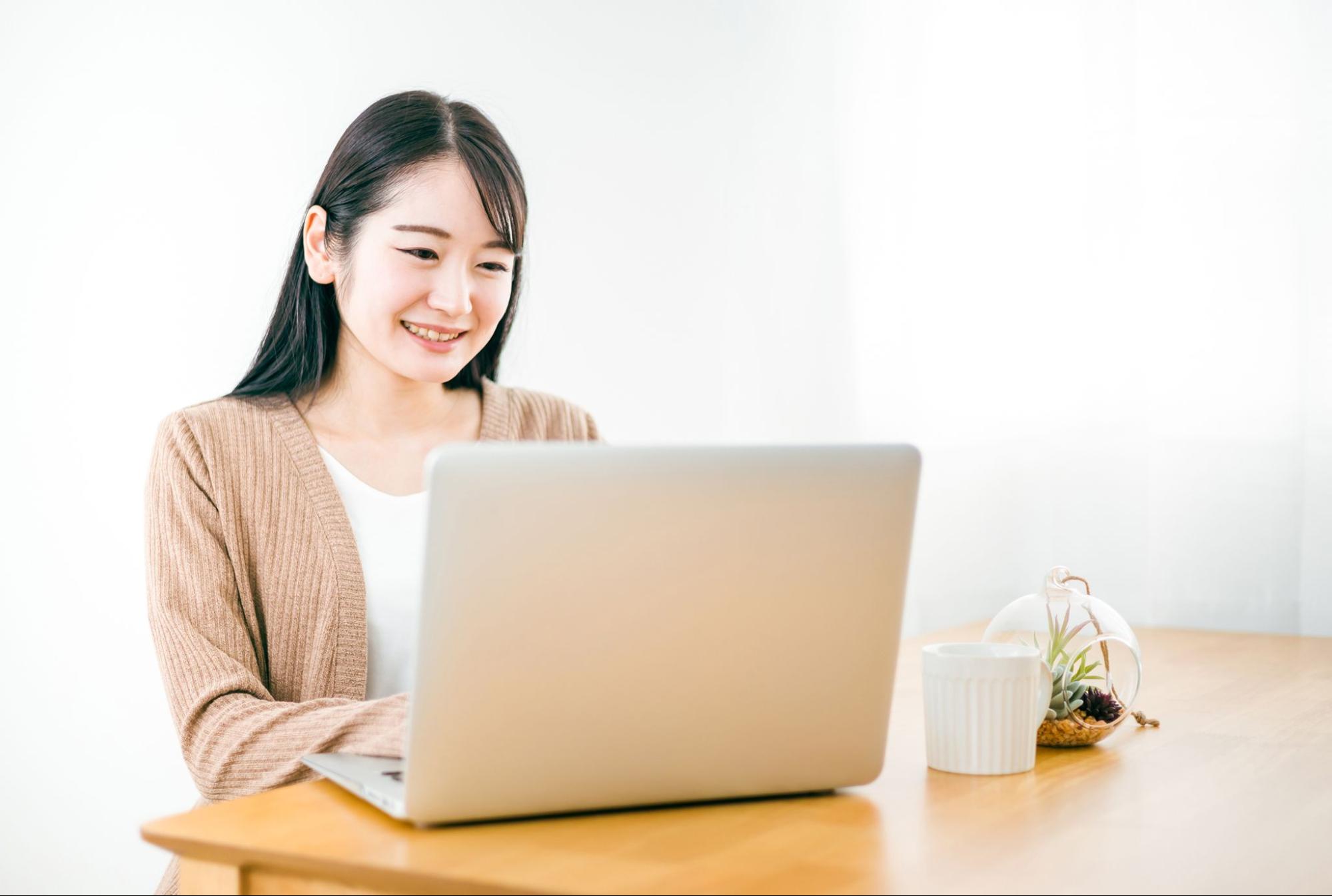 配信を見る女性