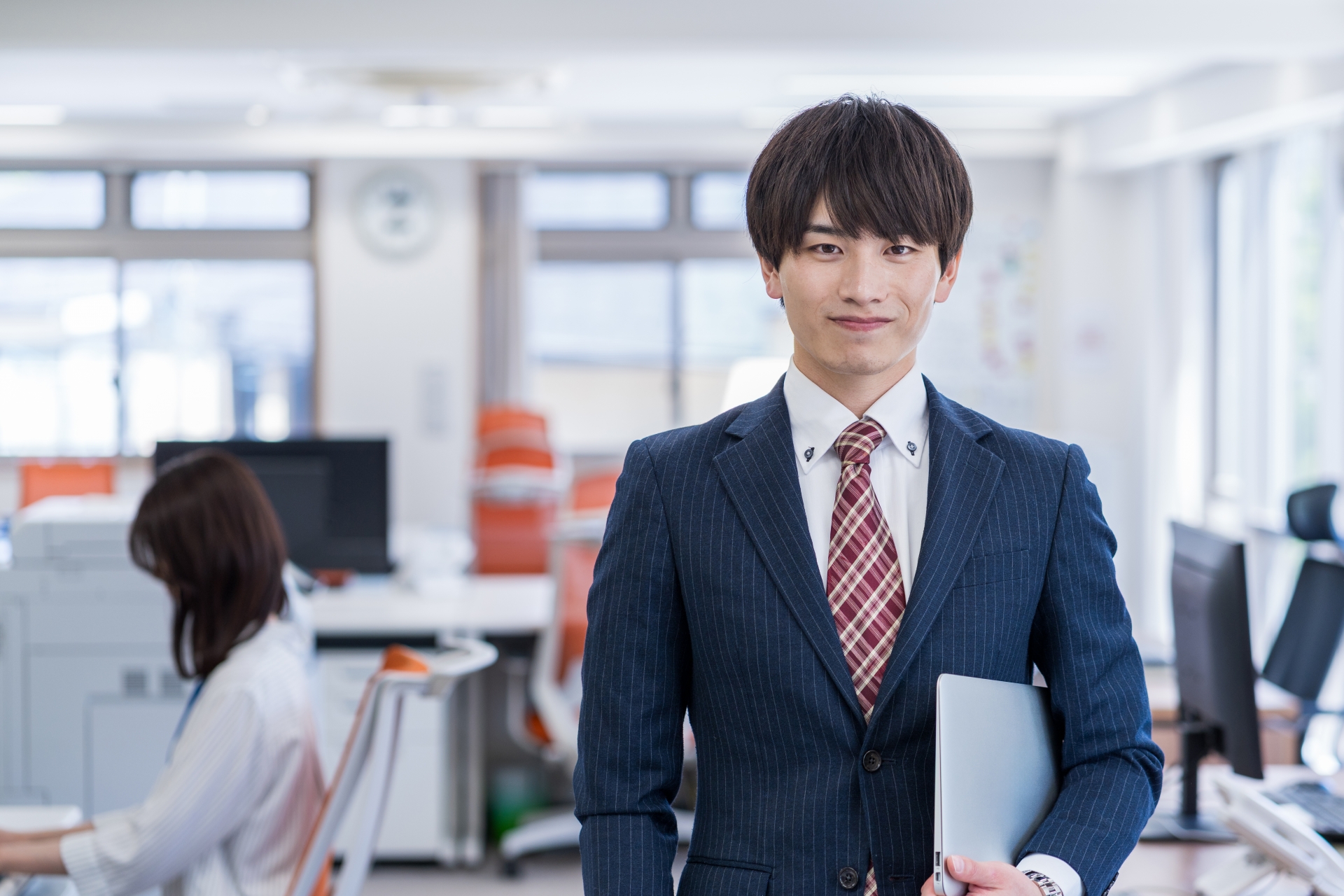 パソコンを持つビジネスマン