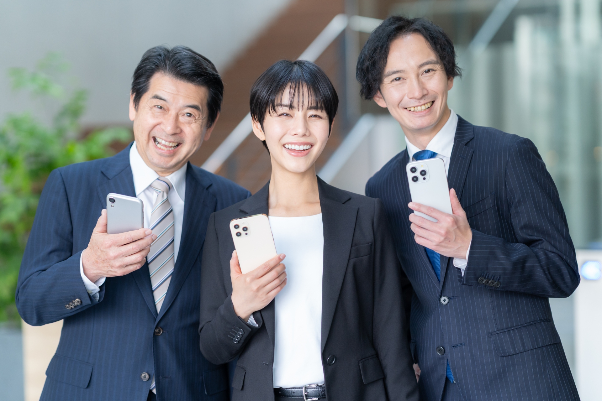 スマホを持つ会社員