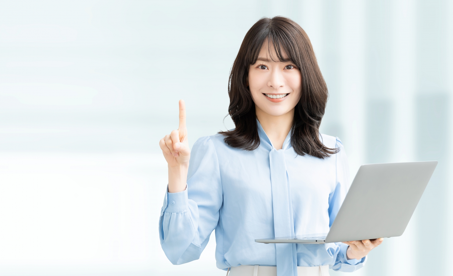 メリットを示す女性