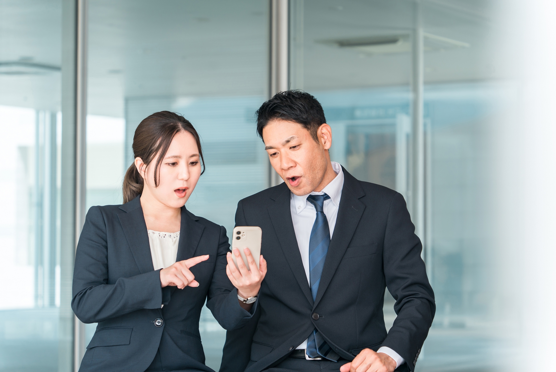 驚く会社員