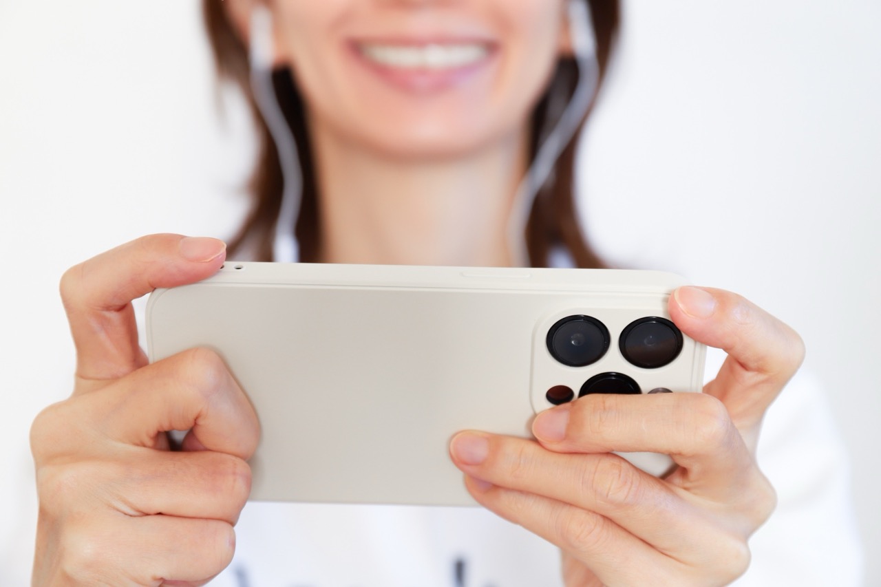 スマホで動画を観る