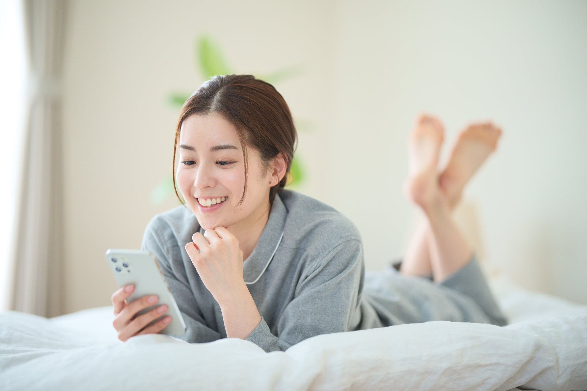 寝転がりながら動画を楽しむ