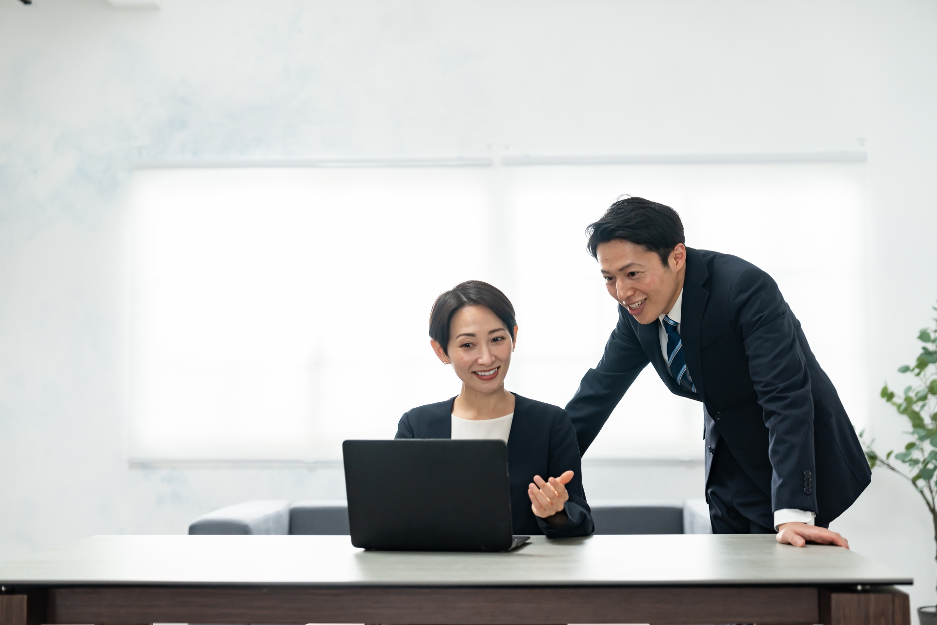 仕事をする男女