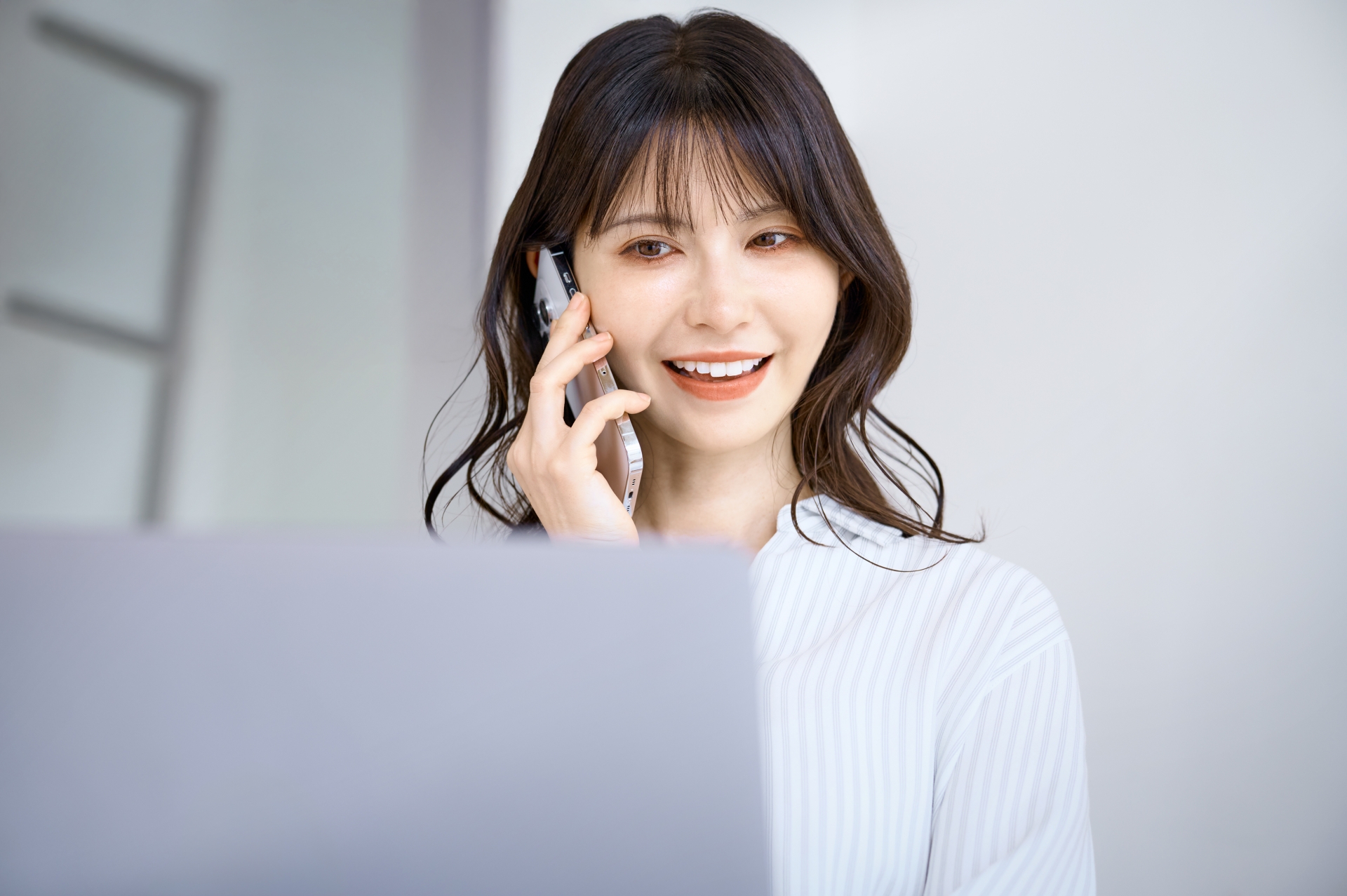 ノートパソコン　スマホを使う女性