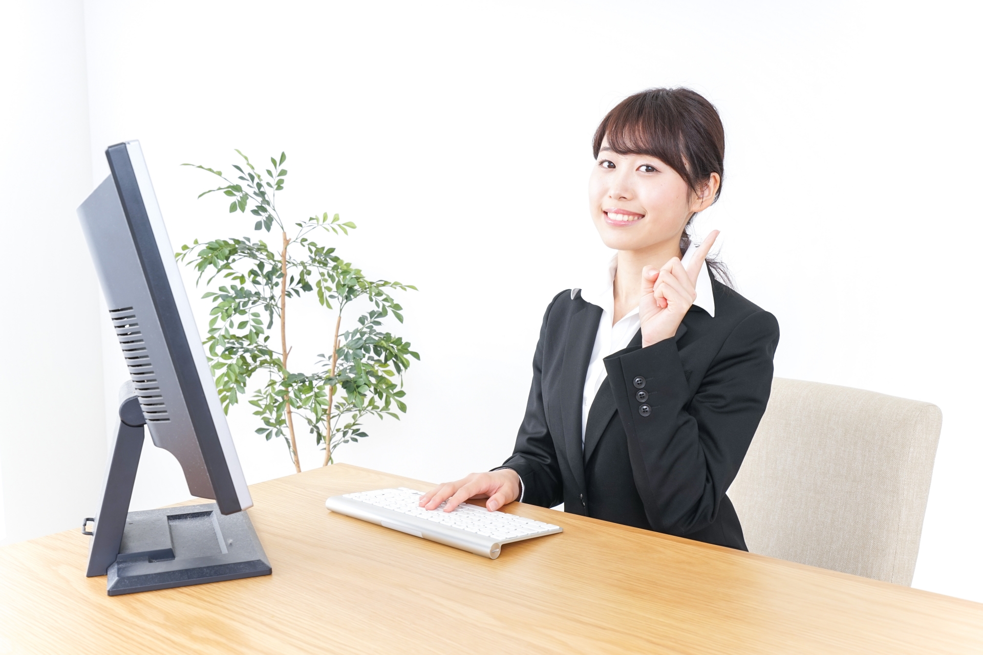 人差し指を立てる女性
